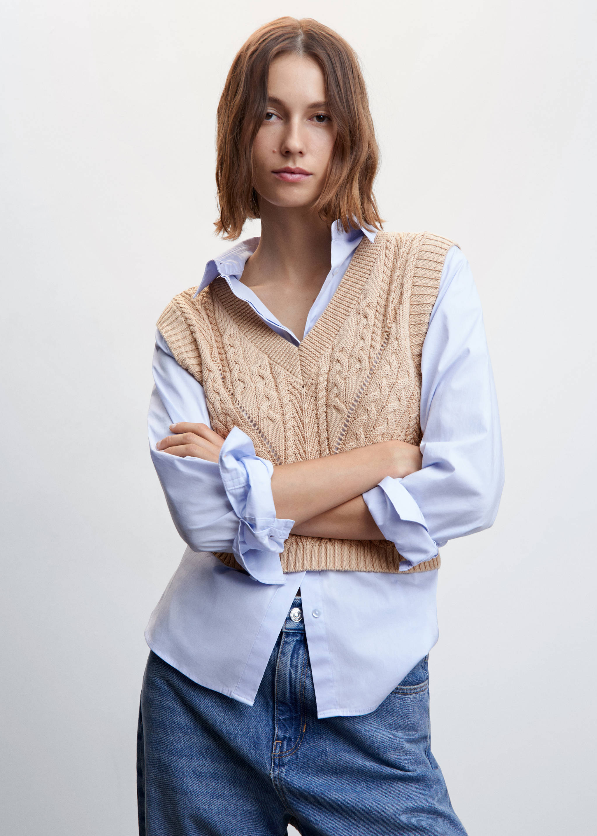 Вязаный жилет с косами - Средний план