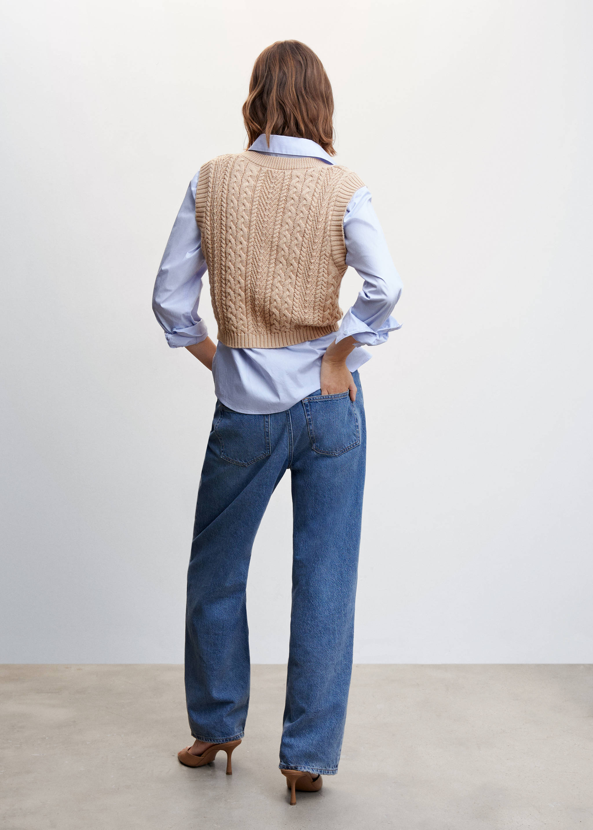 Вязаный жилет с косами - Обратная сторона изделия