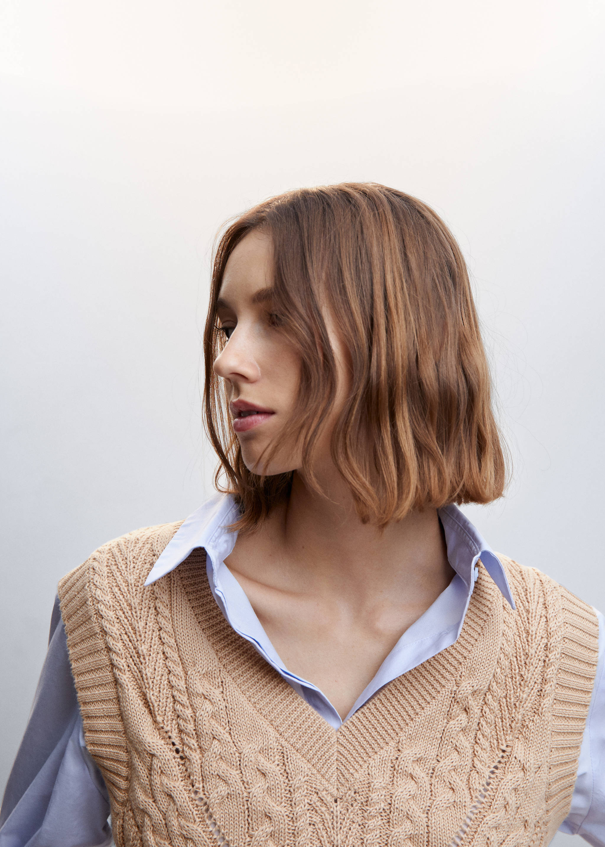 Вязаный жилет с косами - Деталь изделия 1