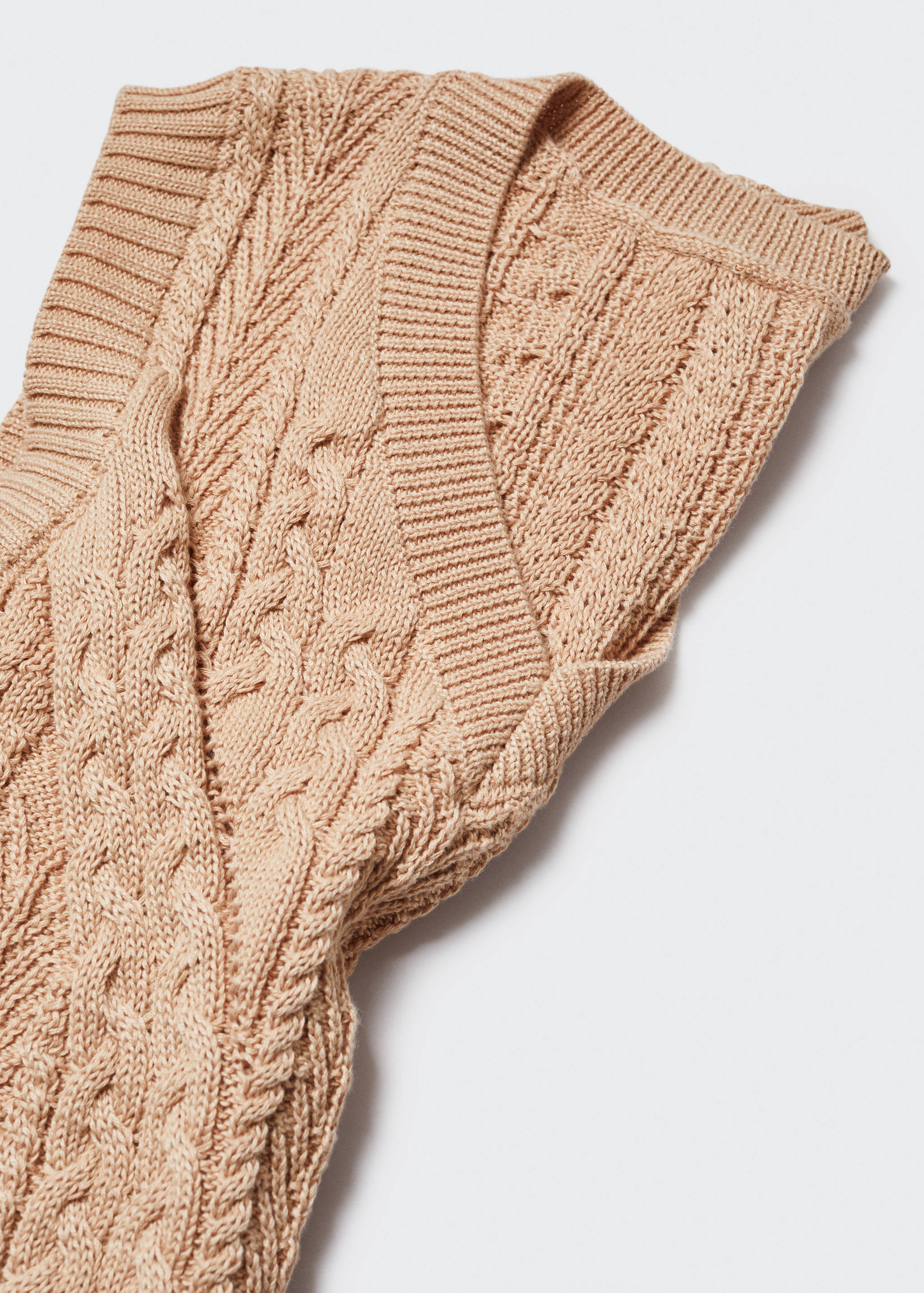 Вязаный жилет с косами - Деталь изделия 8