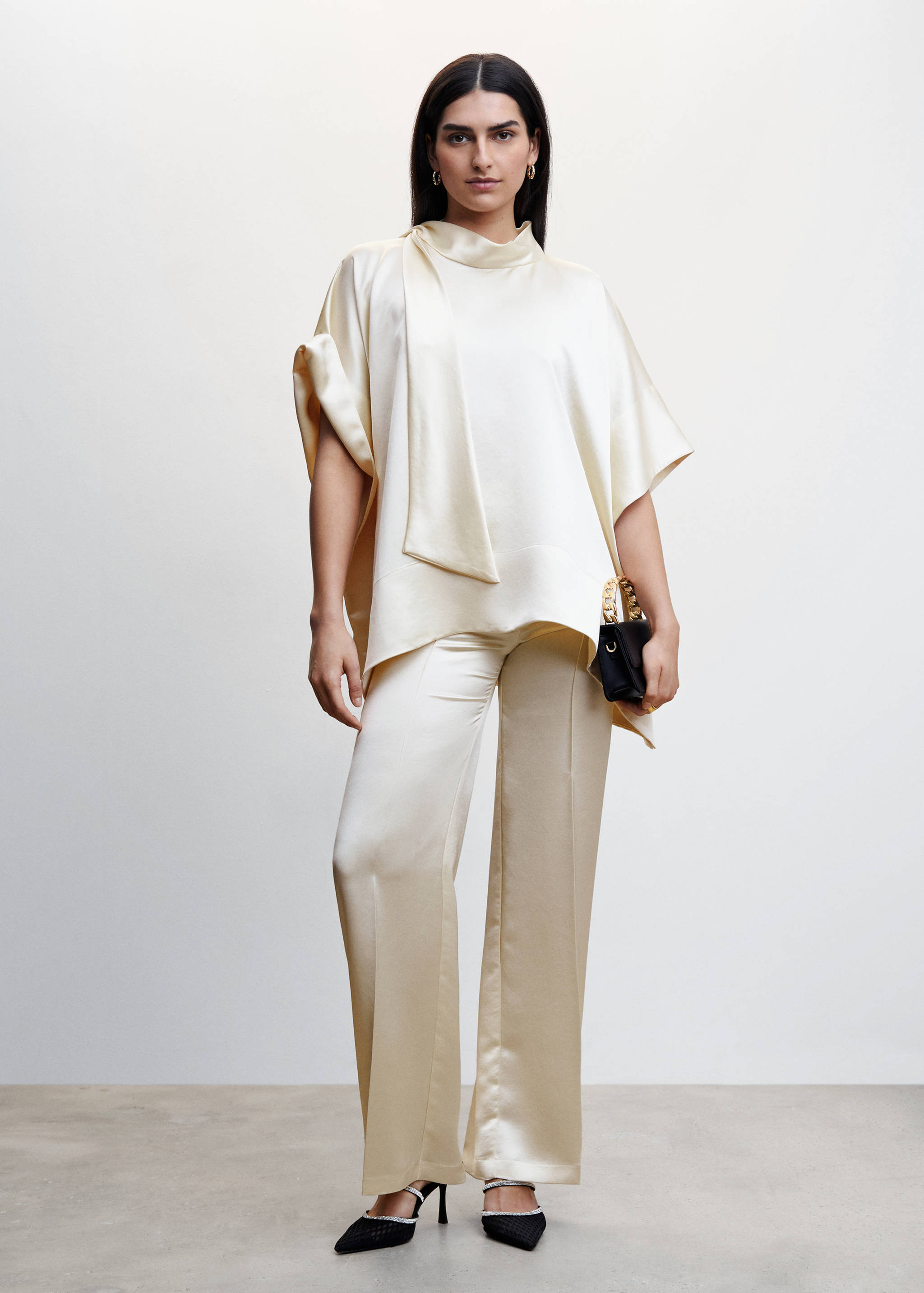 Атласная блузка с воротником-бантом - Общий план