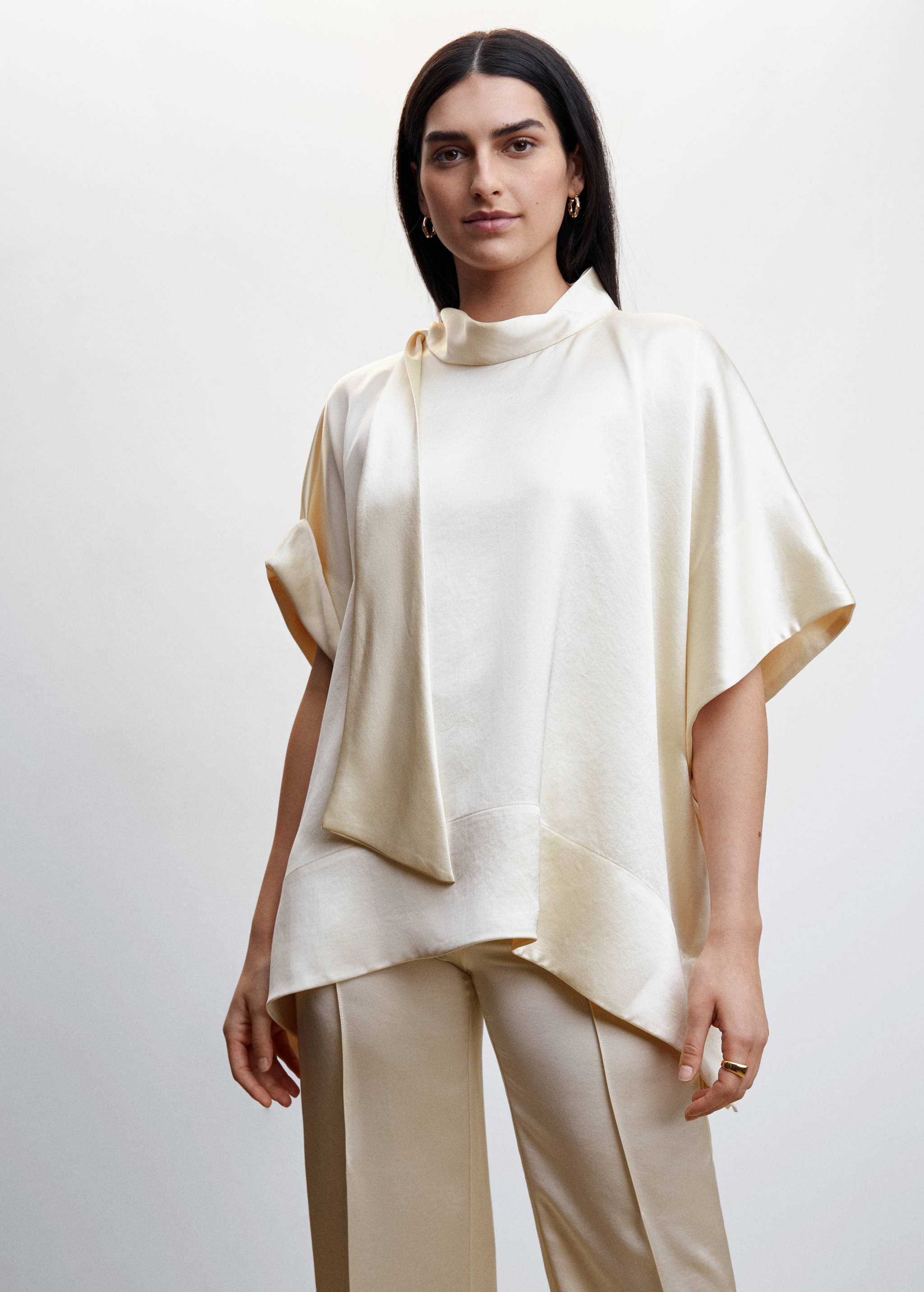 Атласная блузка с воротником-бантом - Средний план