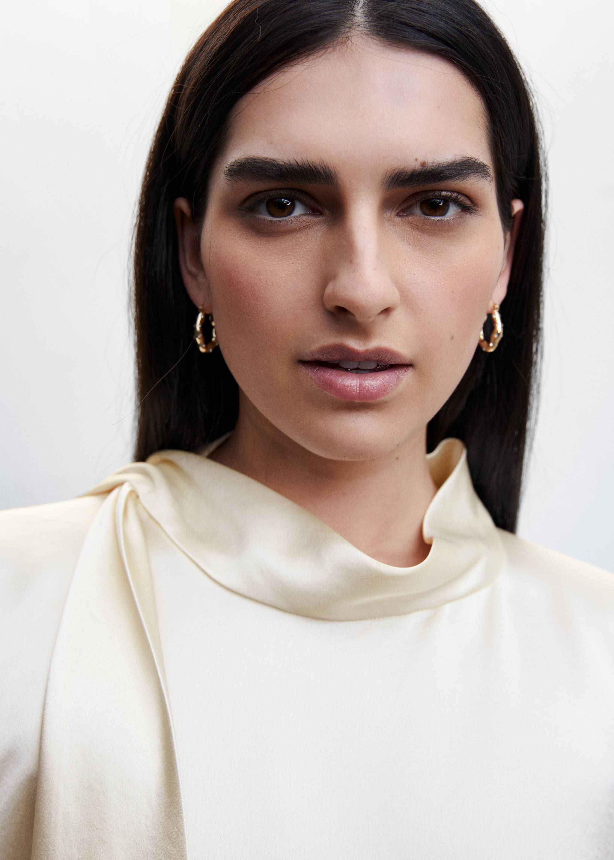 Атласная блузка с воротником-бантом - Деталь изделия 1