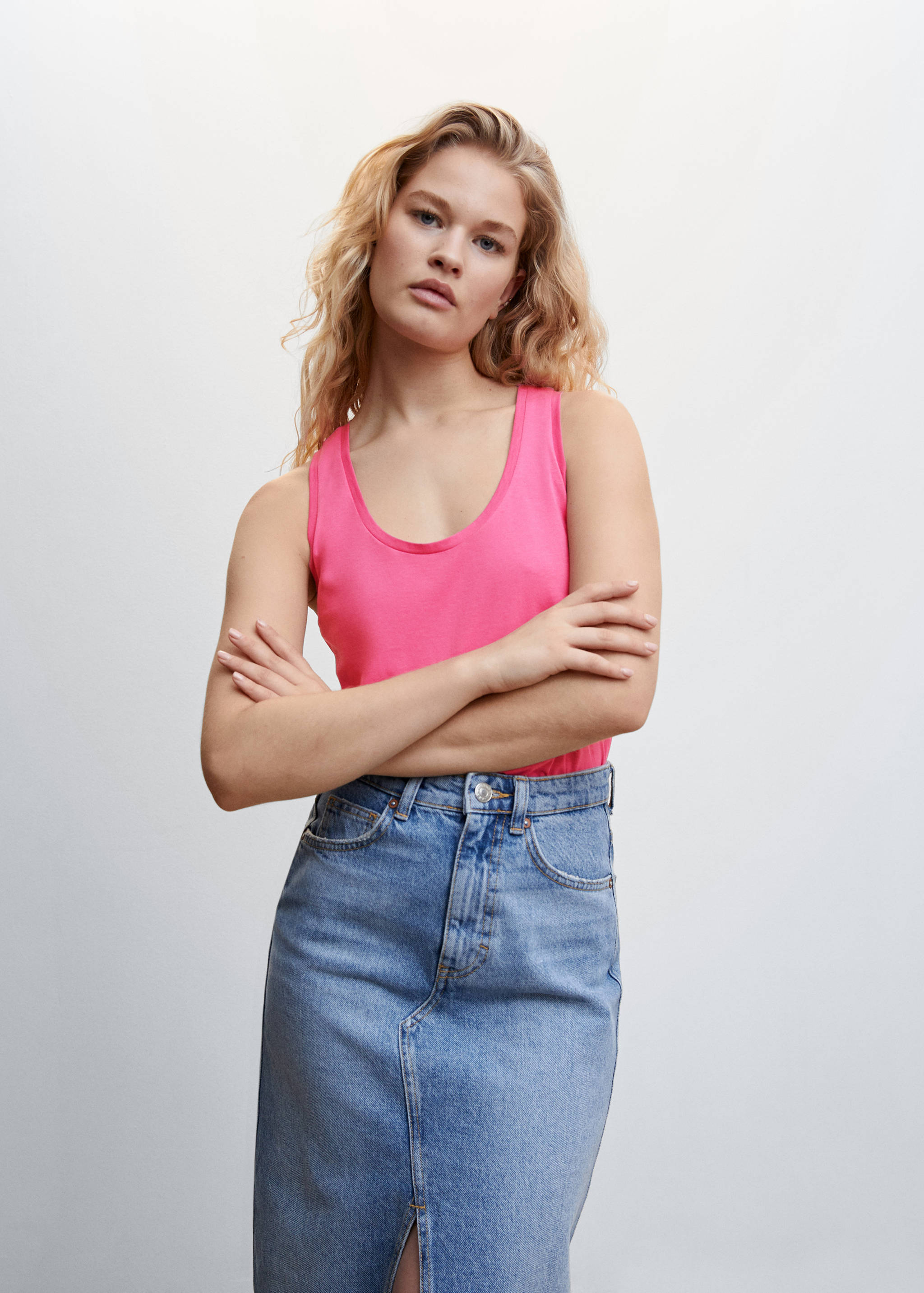 Хлопковый топ на бретельках - Средний план