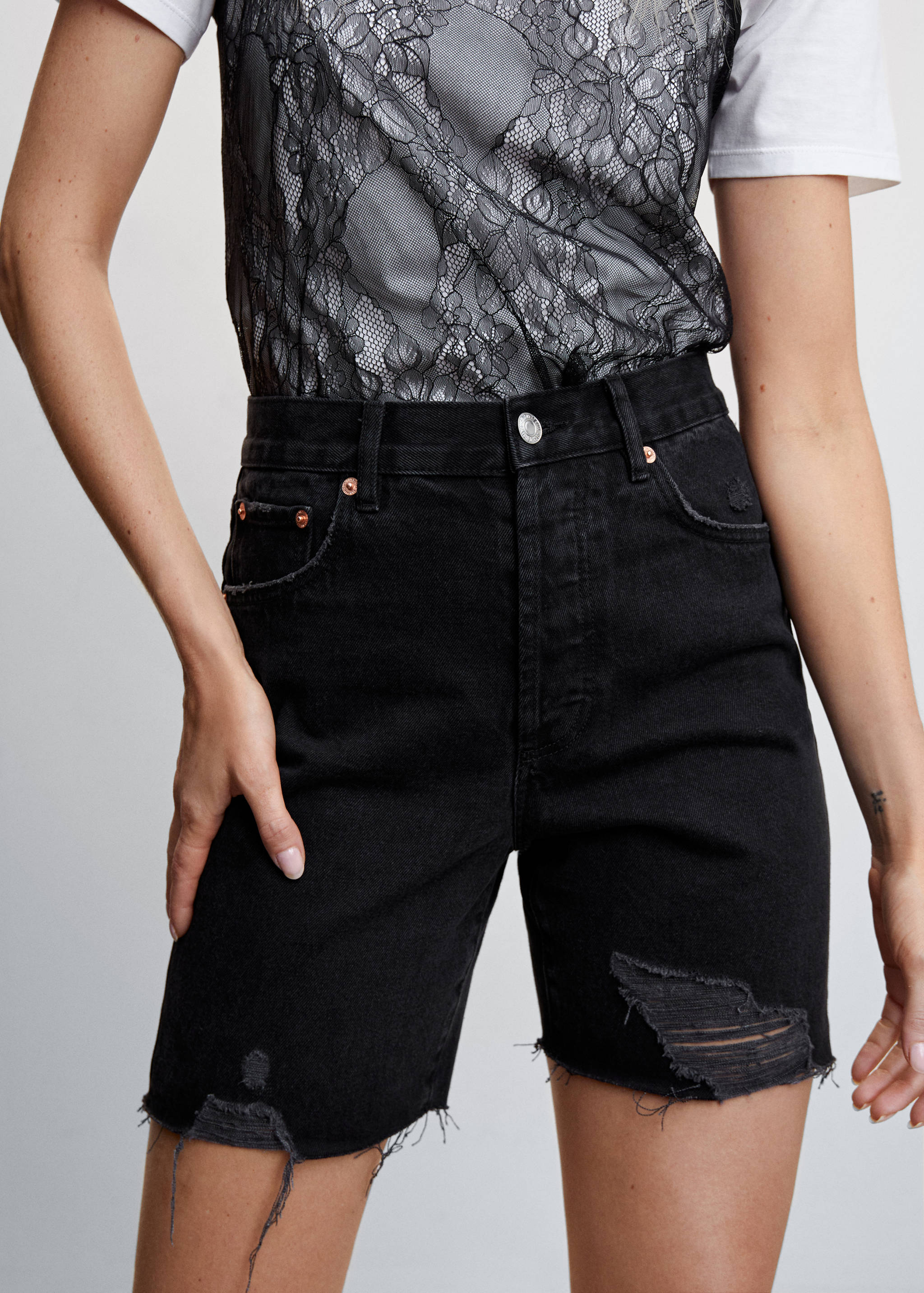 Bermudas vaqueras bajo deshilachado - Plano medio