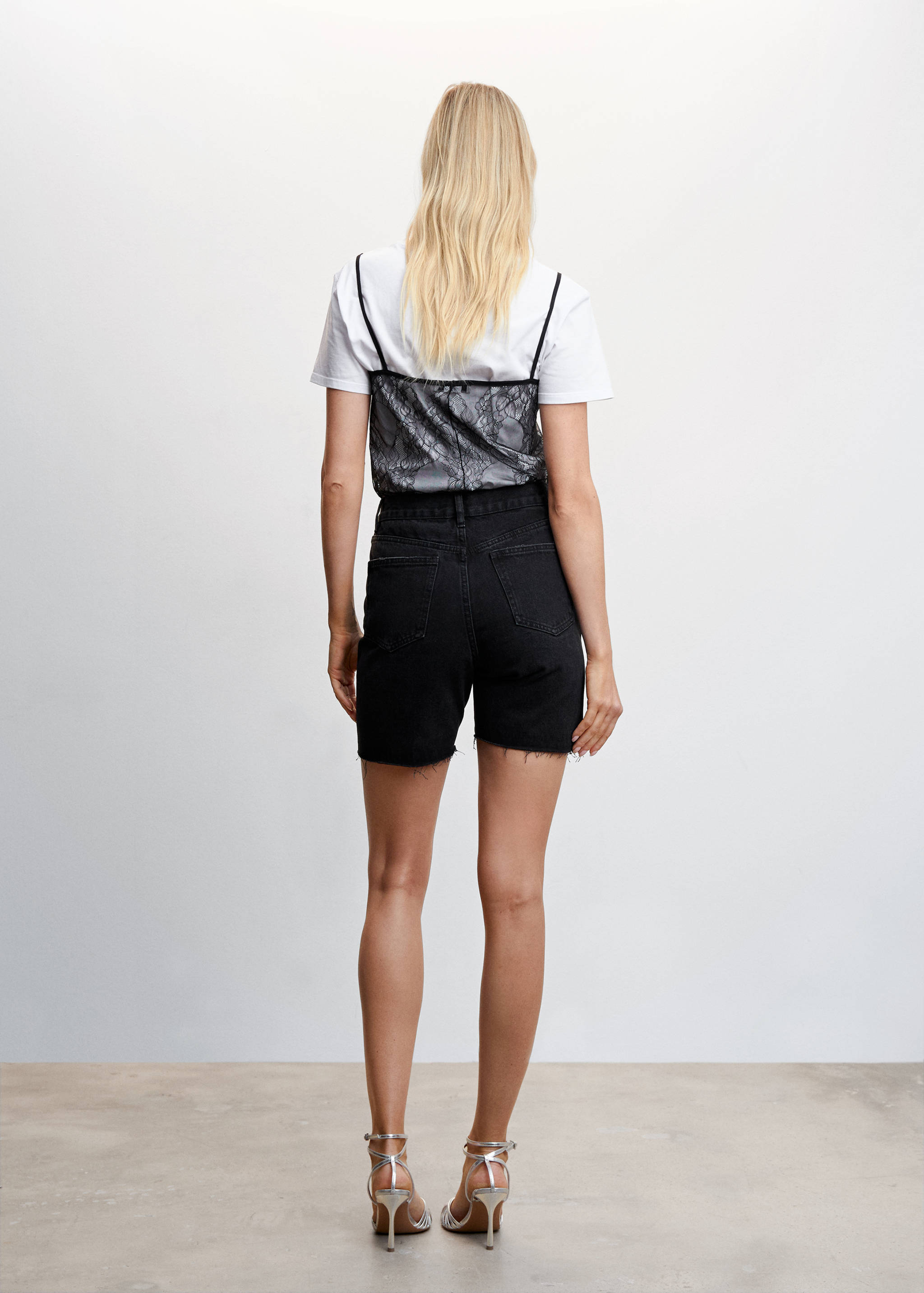 Bermudas vaqueras bajo deshilachado - Reverso del artículo