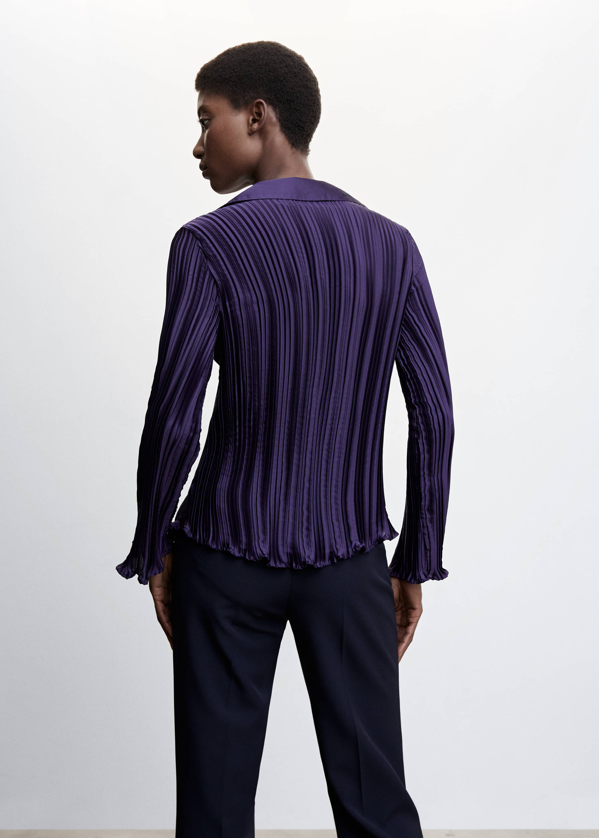 Satin pleated shirt - Reverse of the article