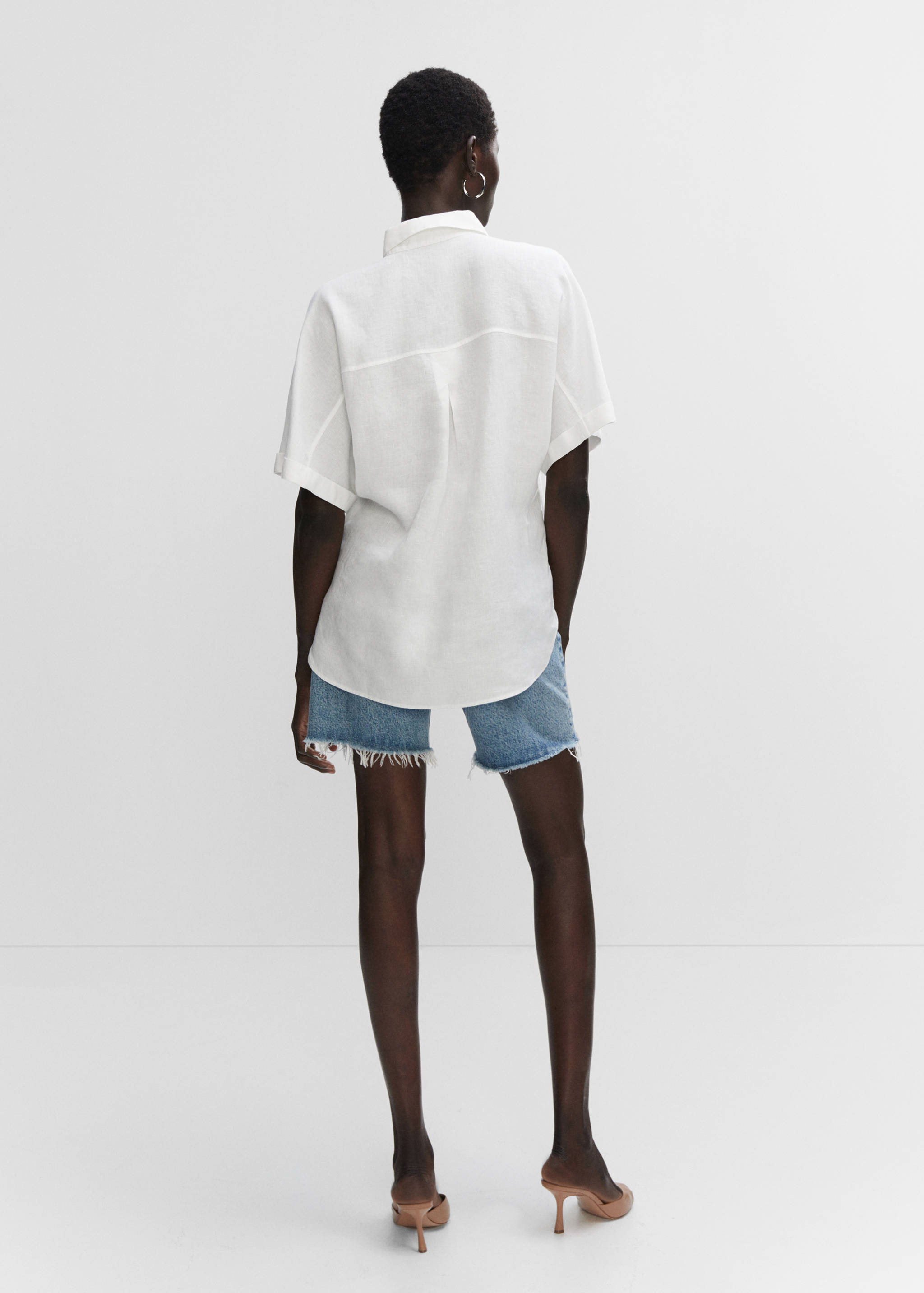 Pocket linen shirt - Reverse of the article