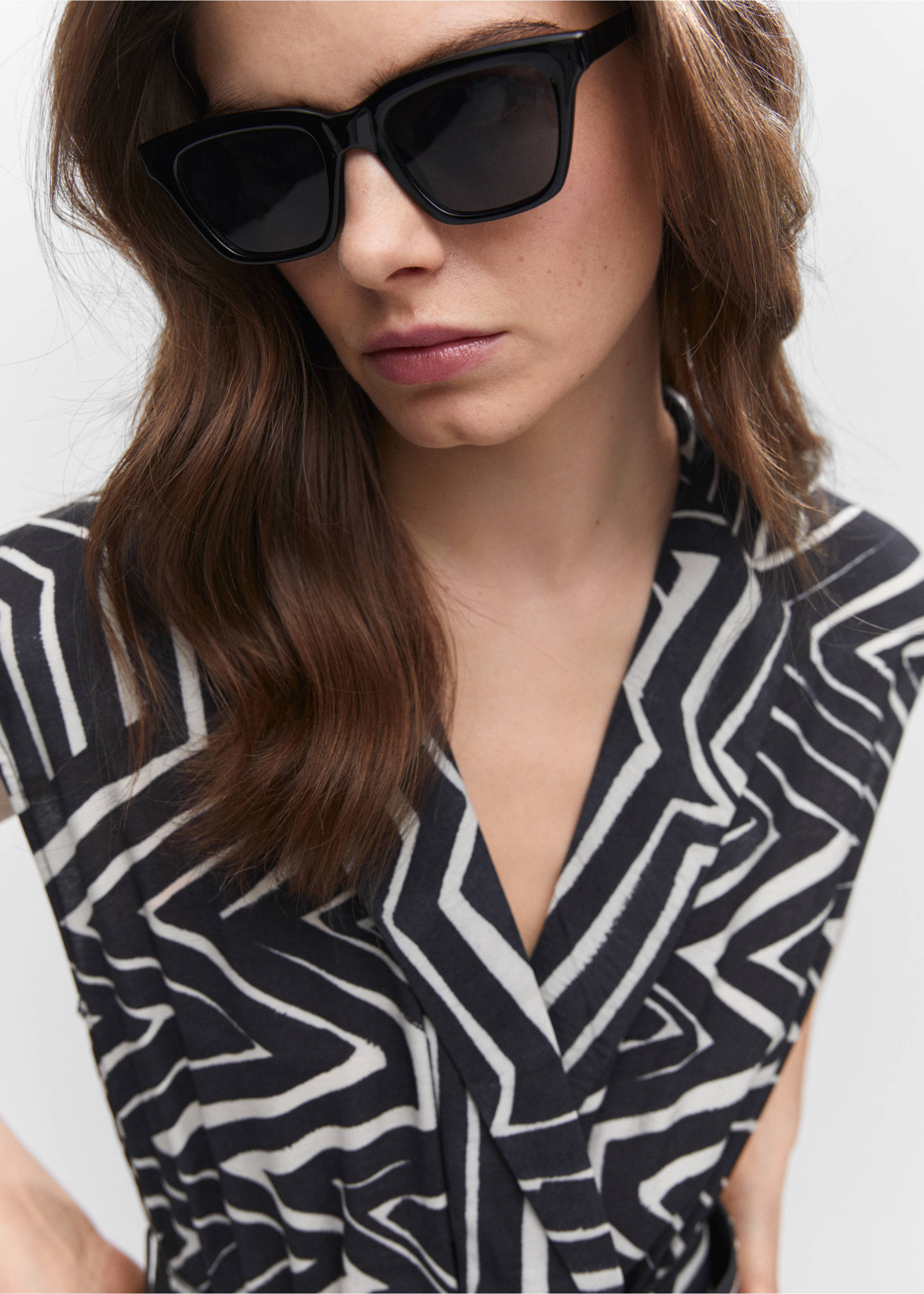 Belt printed jumpsuit - Details of the article 1, Black. Ref: 57000206-00.