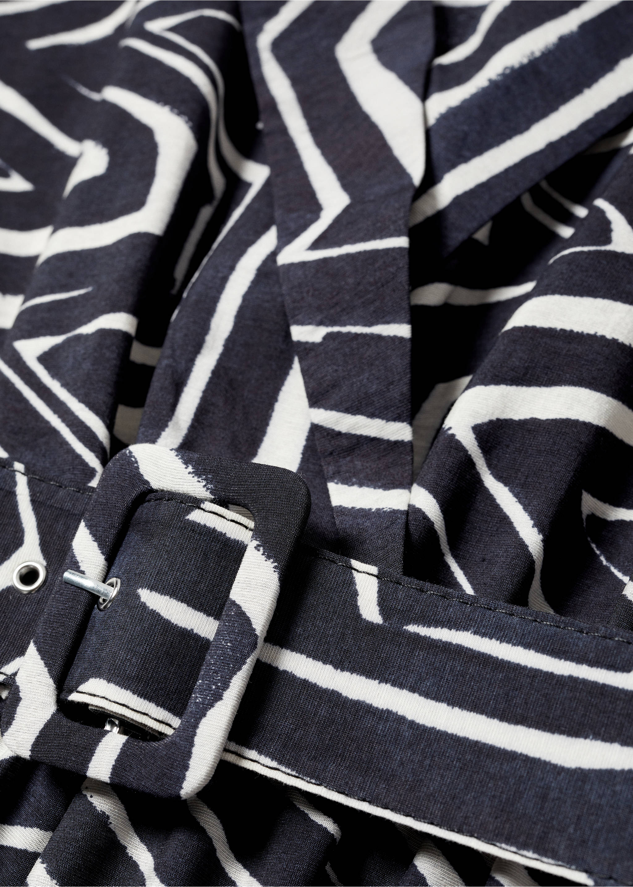 Belt printed jumpsuit - Details of the article 8, Black. Ref: 57000206-00.