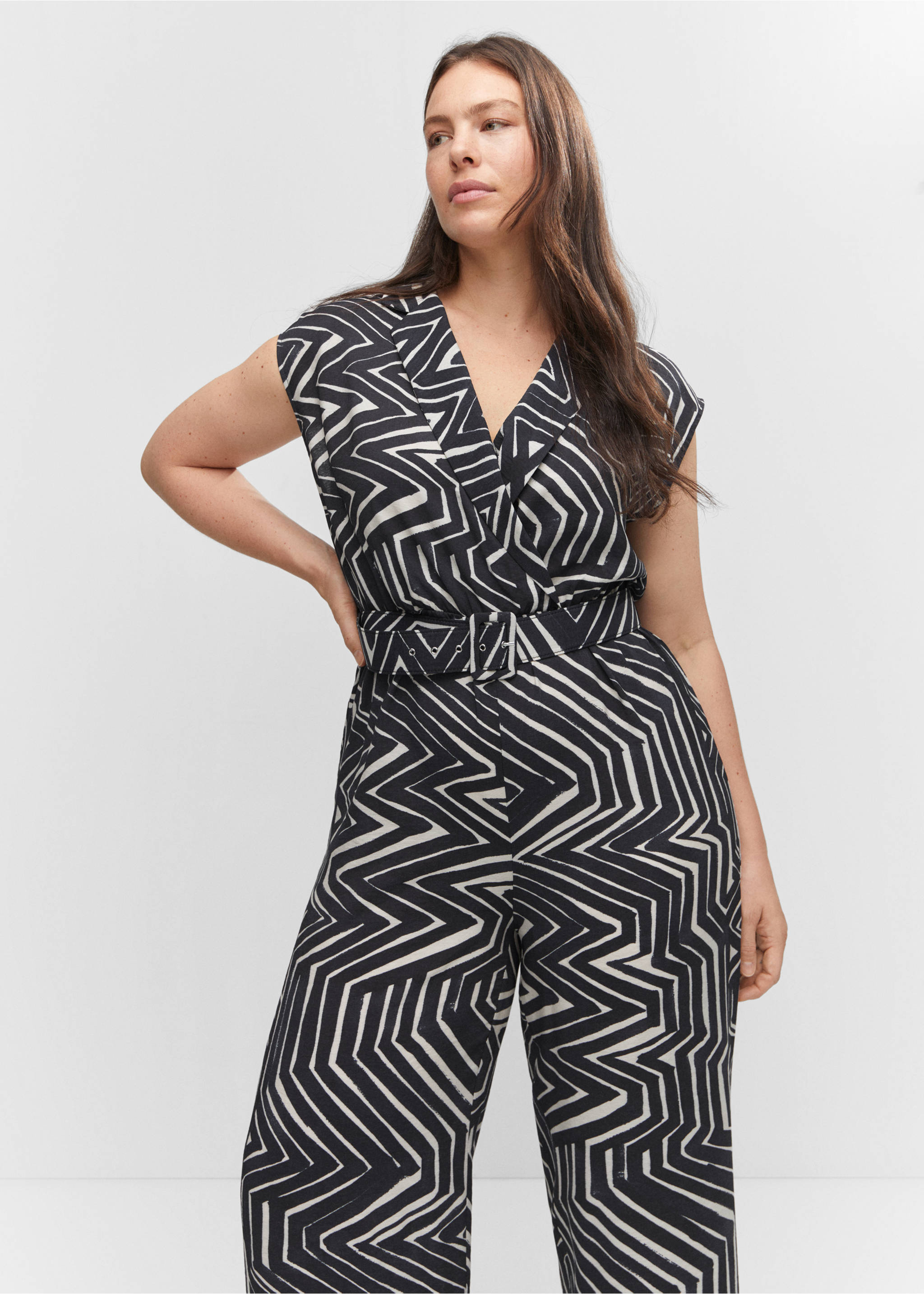 Belt printed jumpsuit - Details of the article 5, Black. Ref: 57000206-00.