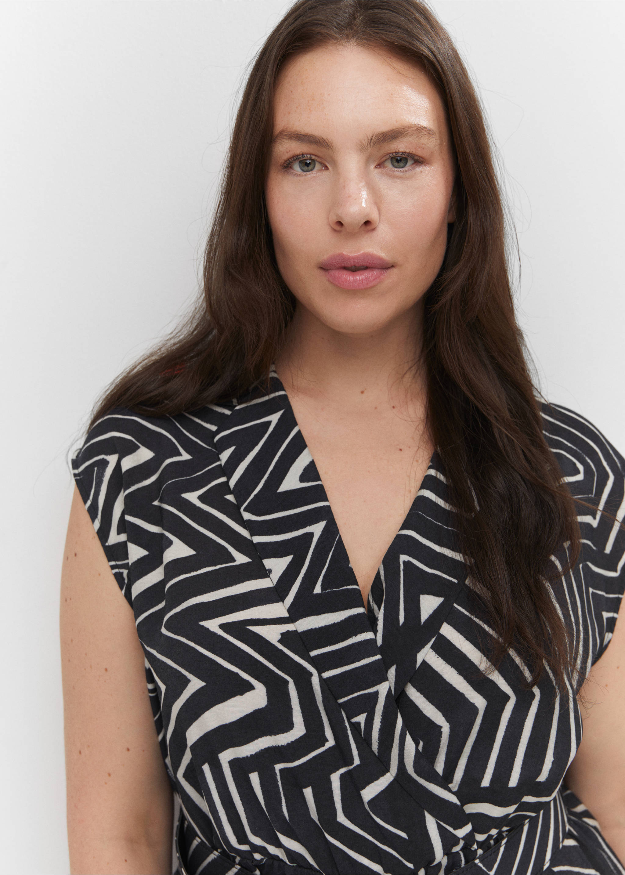 Belt printed jumpsuit - Details of the article 4, Black. Ref: 57000206-00.