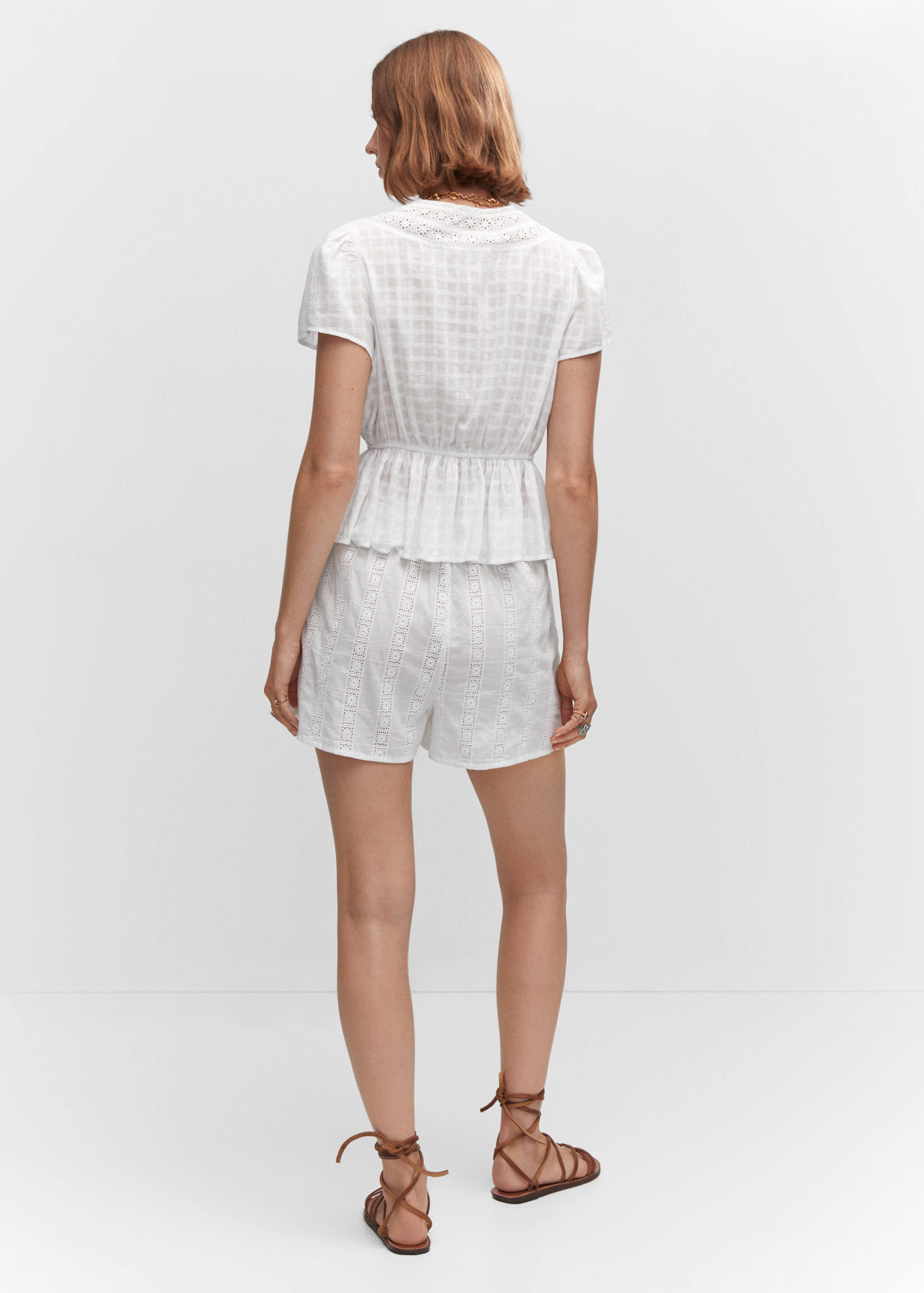 Ажурная блузка с вышивкой - Обратная сторона изделия