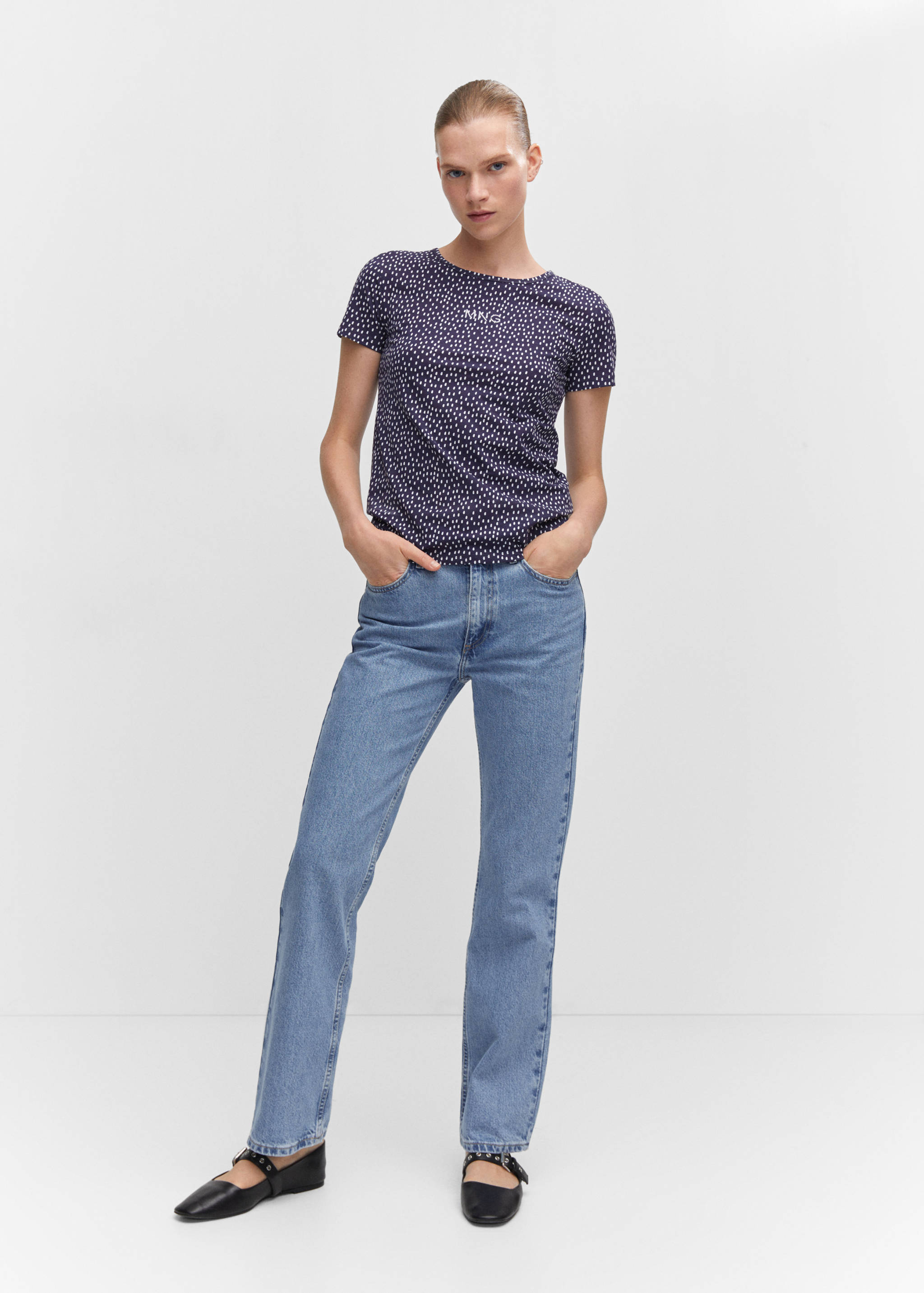 تي شيرت مطبوع عليه شعار مطرز - رؤية عامة