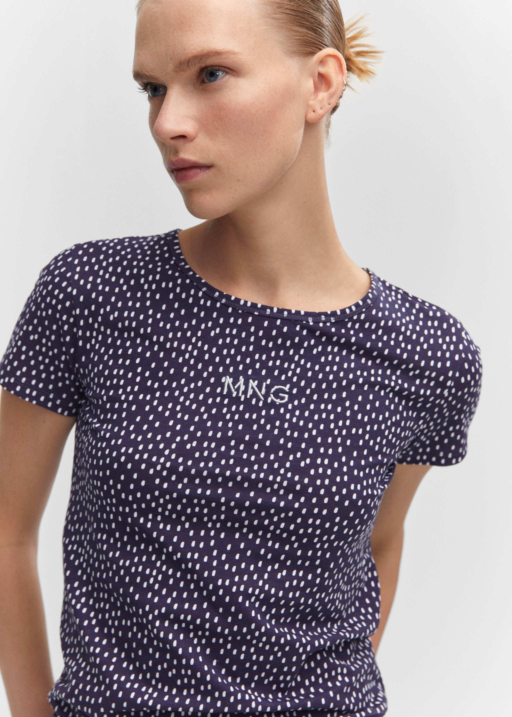 تي شيرت مطبوع عليه شعار مطرز - تفاصيل المنتج 1