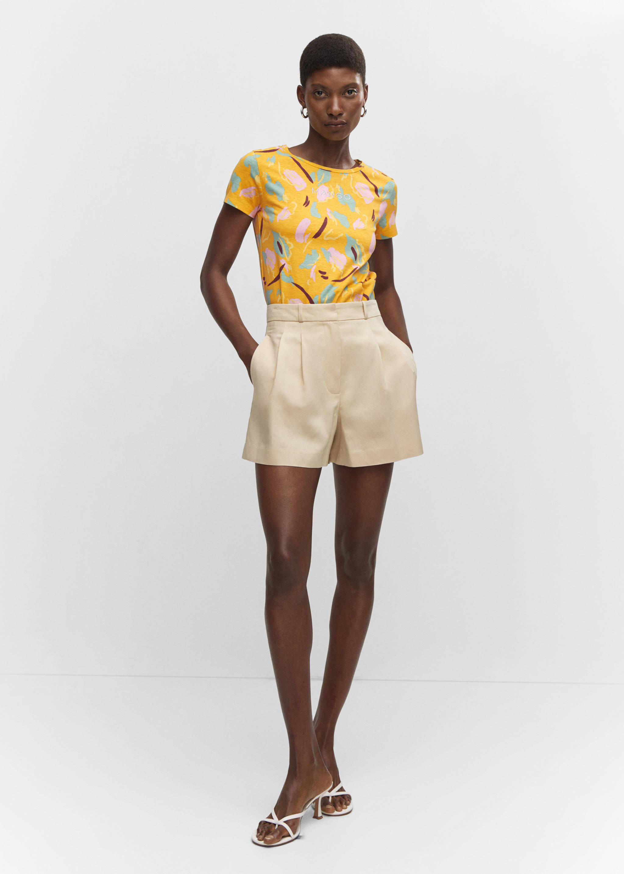 تي شيرت مطبوع عليه شعار مطرز - رؤية عامة