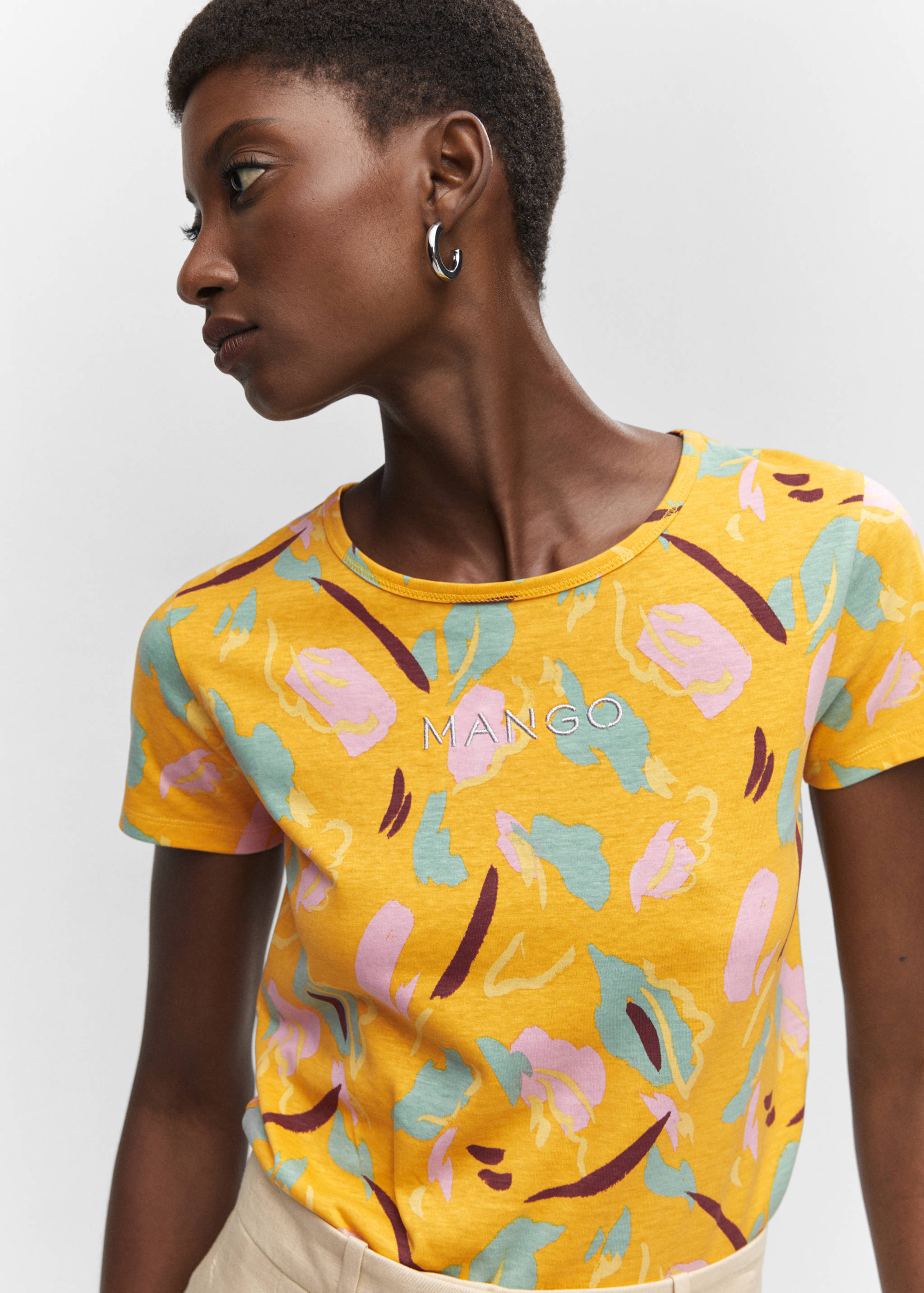 تي شيرت مطبوع عليه شعار مطرز - تفاصيل المنتج 1