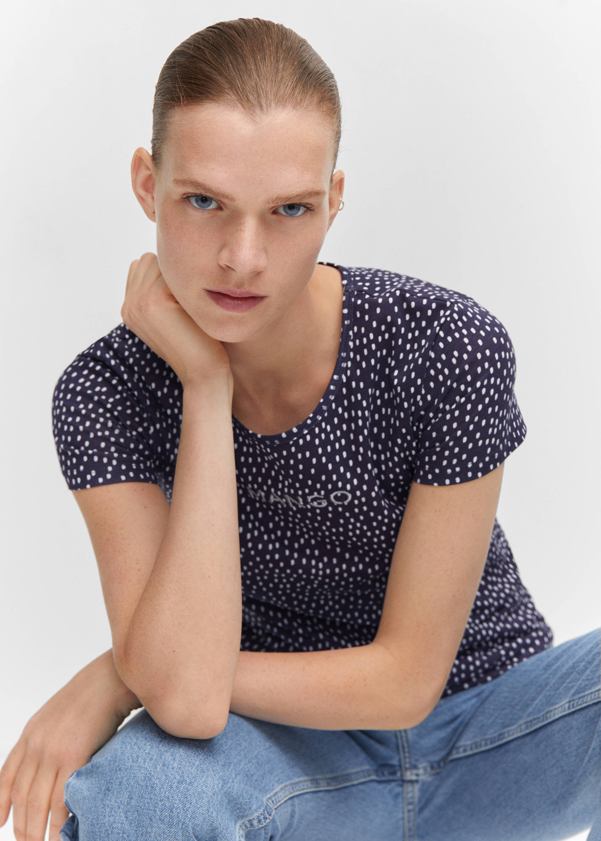 تي شيرت مطبوع عليه شعار مطرز - تفاصيل المنتج 1