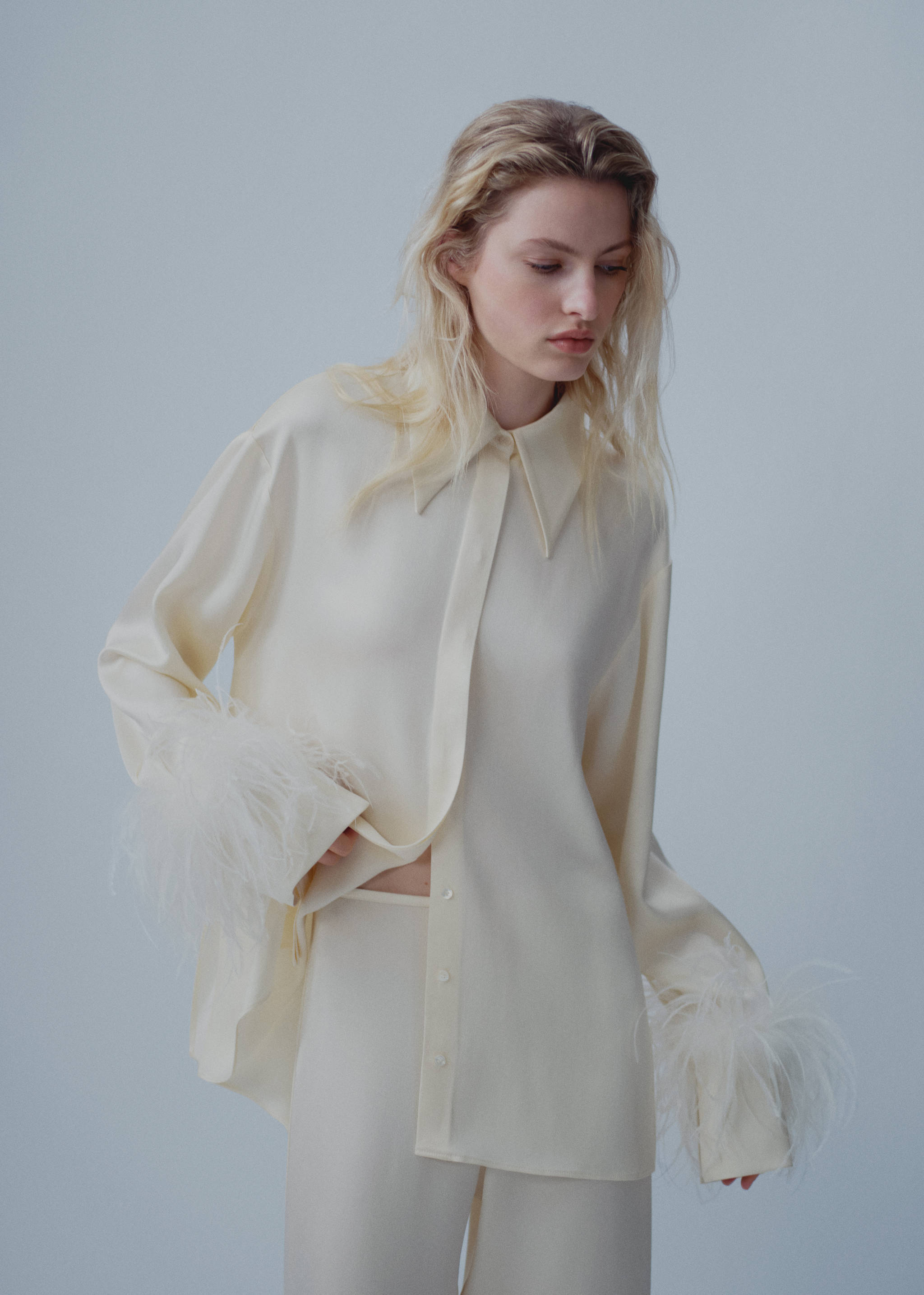 Pantalons satiné détail plumes - Plan moyen