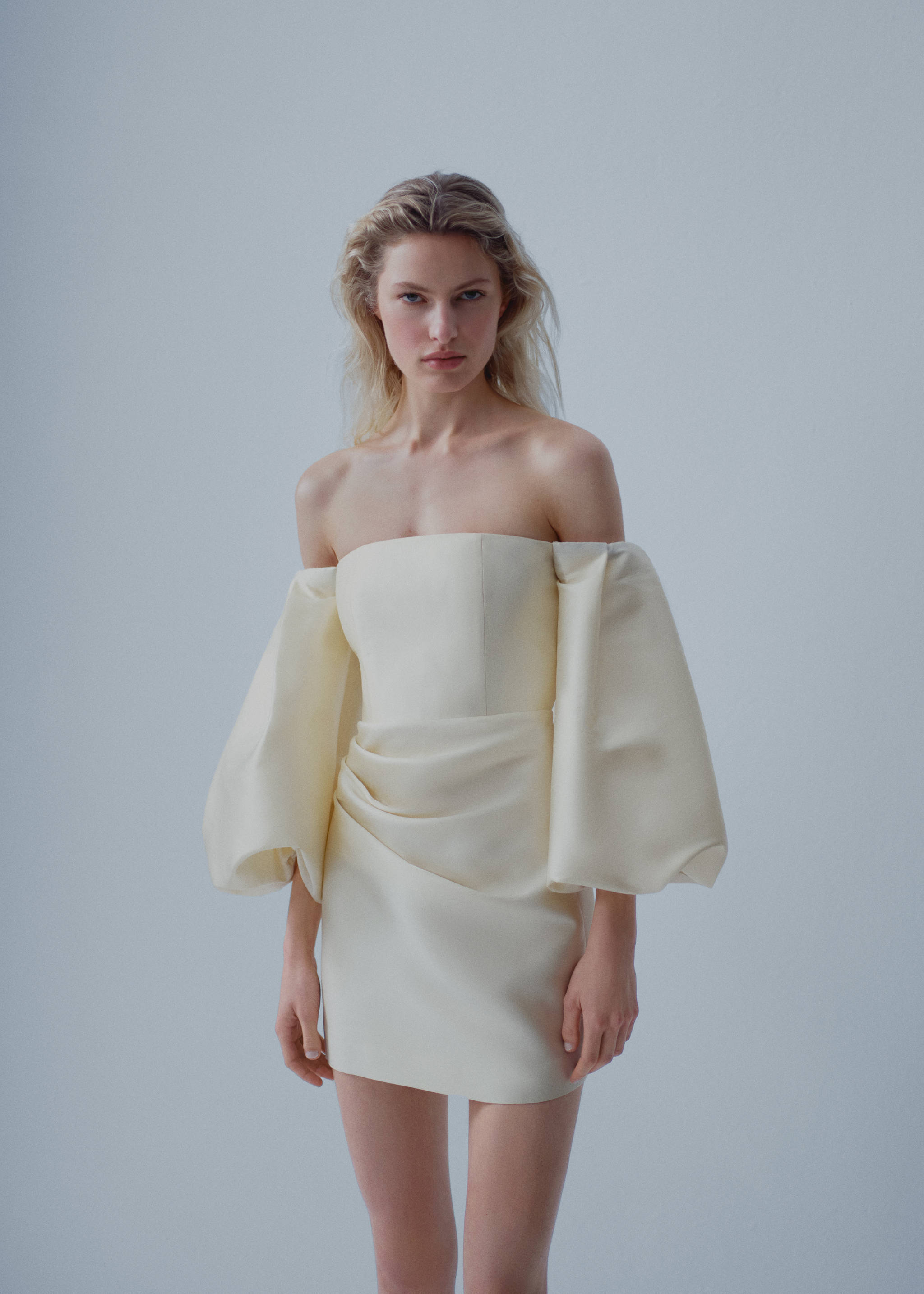 Robe satin manches bouffantes - Plan moyen