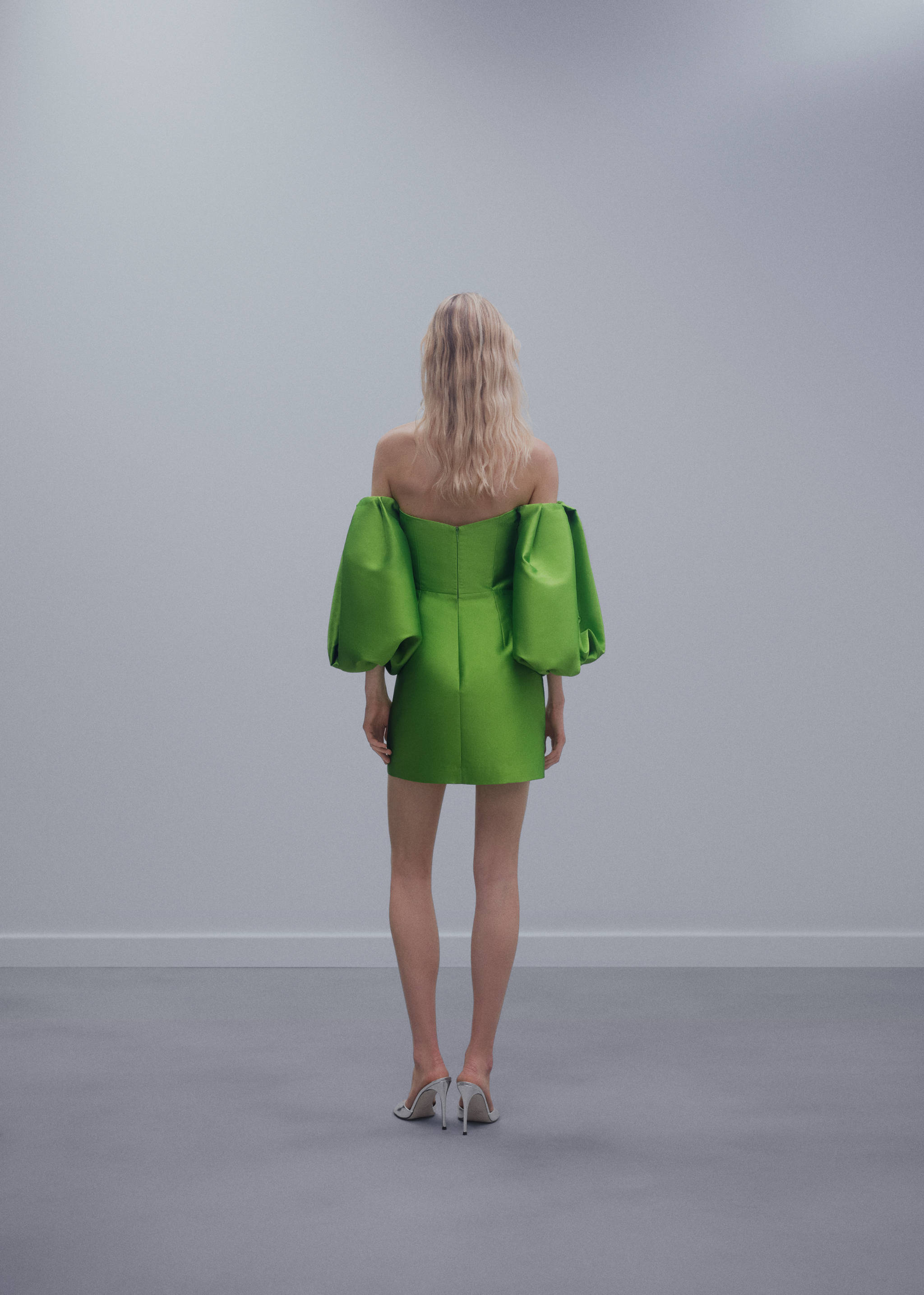 Robe satin manches bouffantes - Verso de l’article