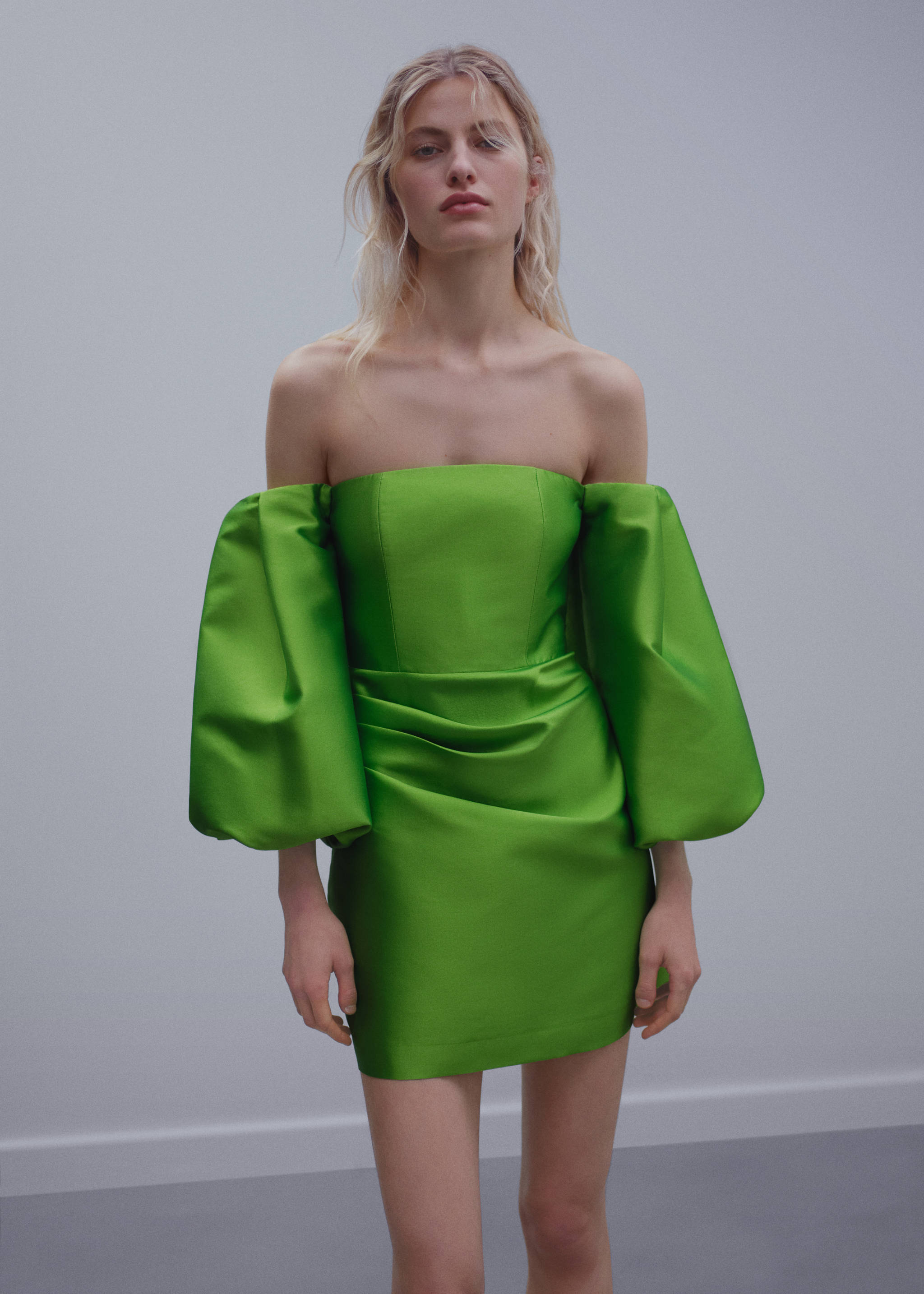 Robe satin manches bouffantes - Détail de l'article 2