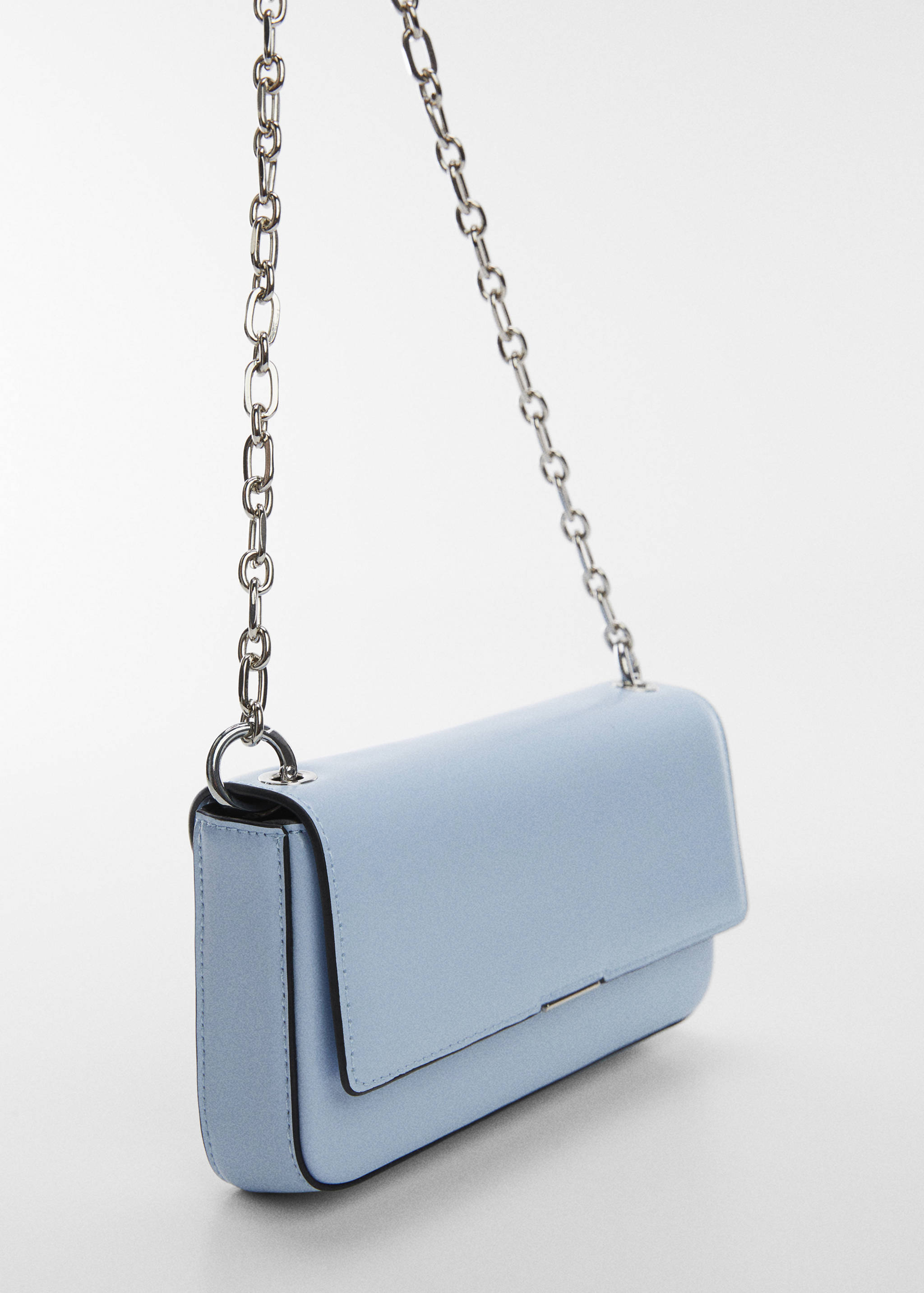 Сумка с клапаном и цепочкой - Средний план