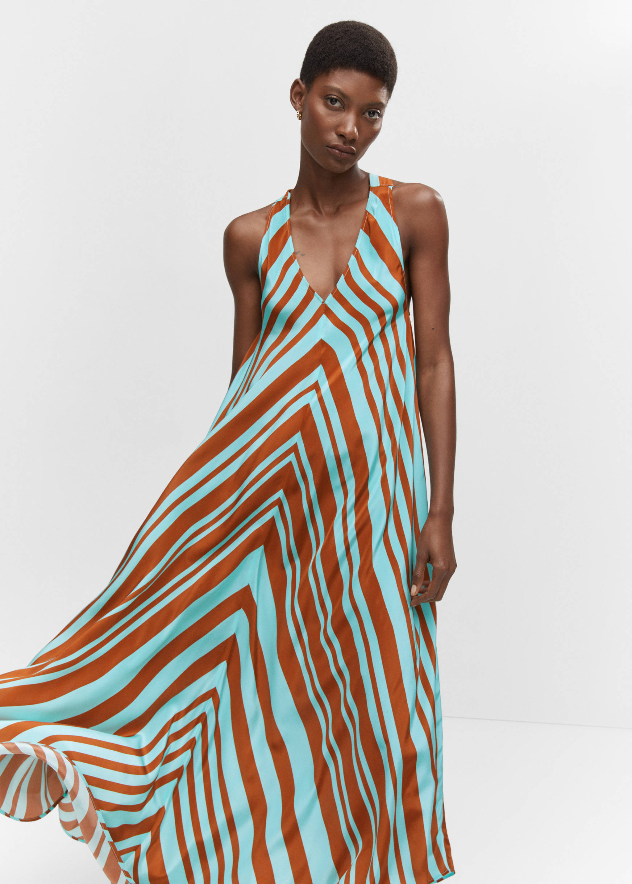 Vestido satinado escote pico - Plano medio