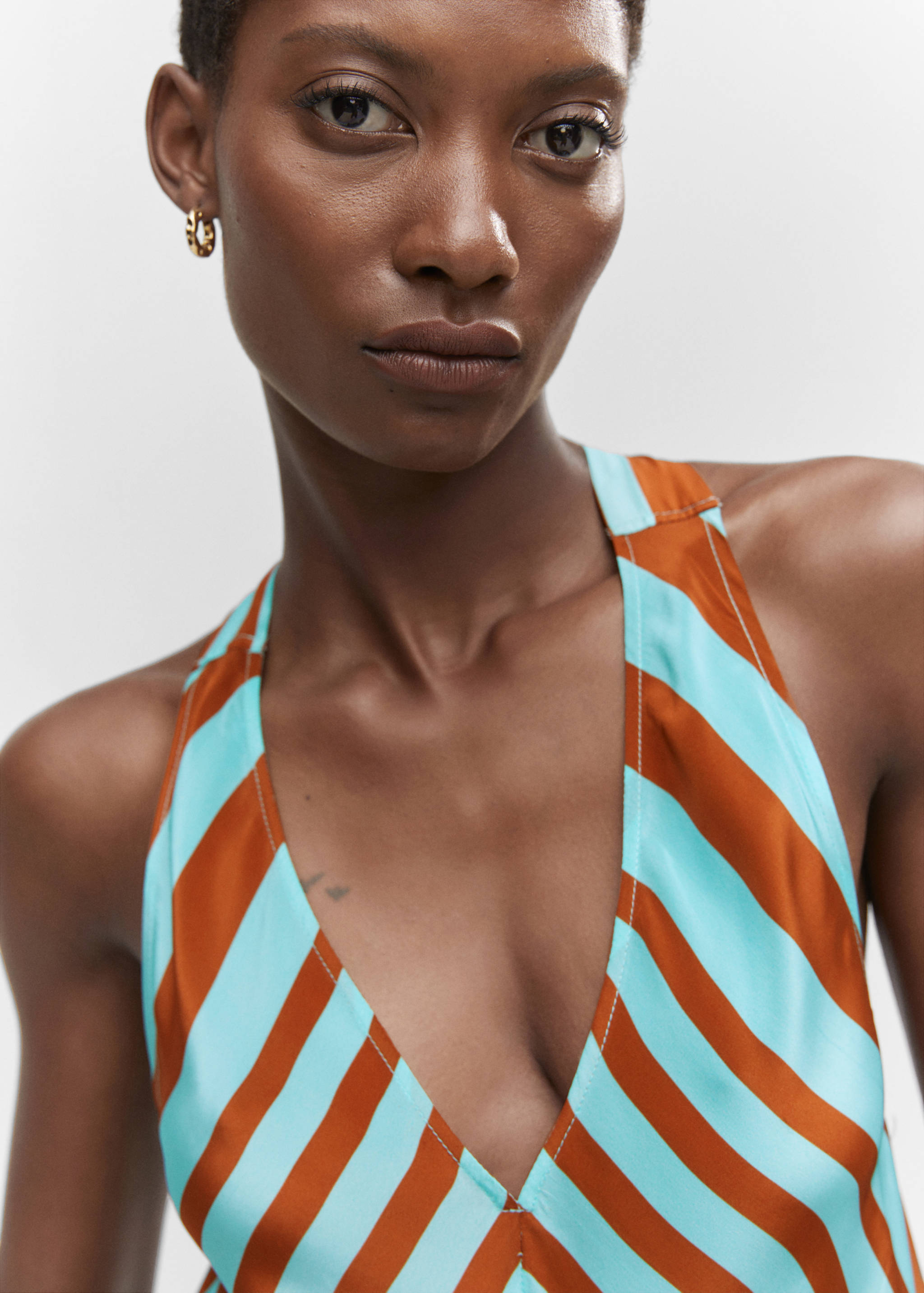 Vestido satinado escote pico - Detalle del artículo 1