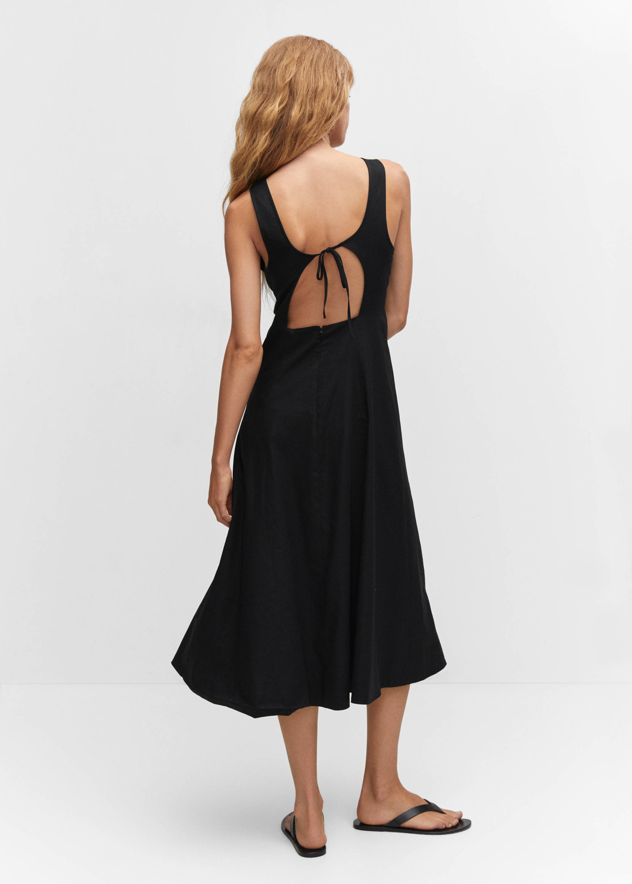 Linen dress with back opening - Reverse of the article
