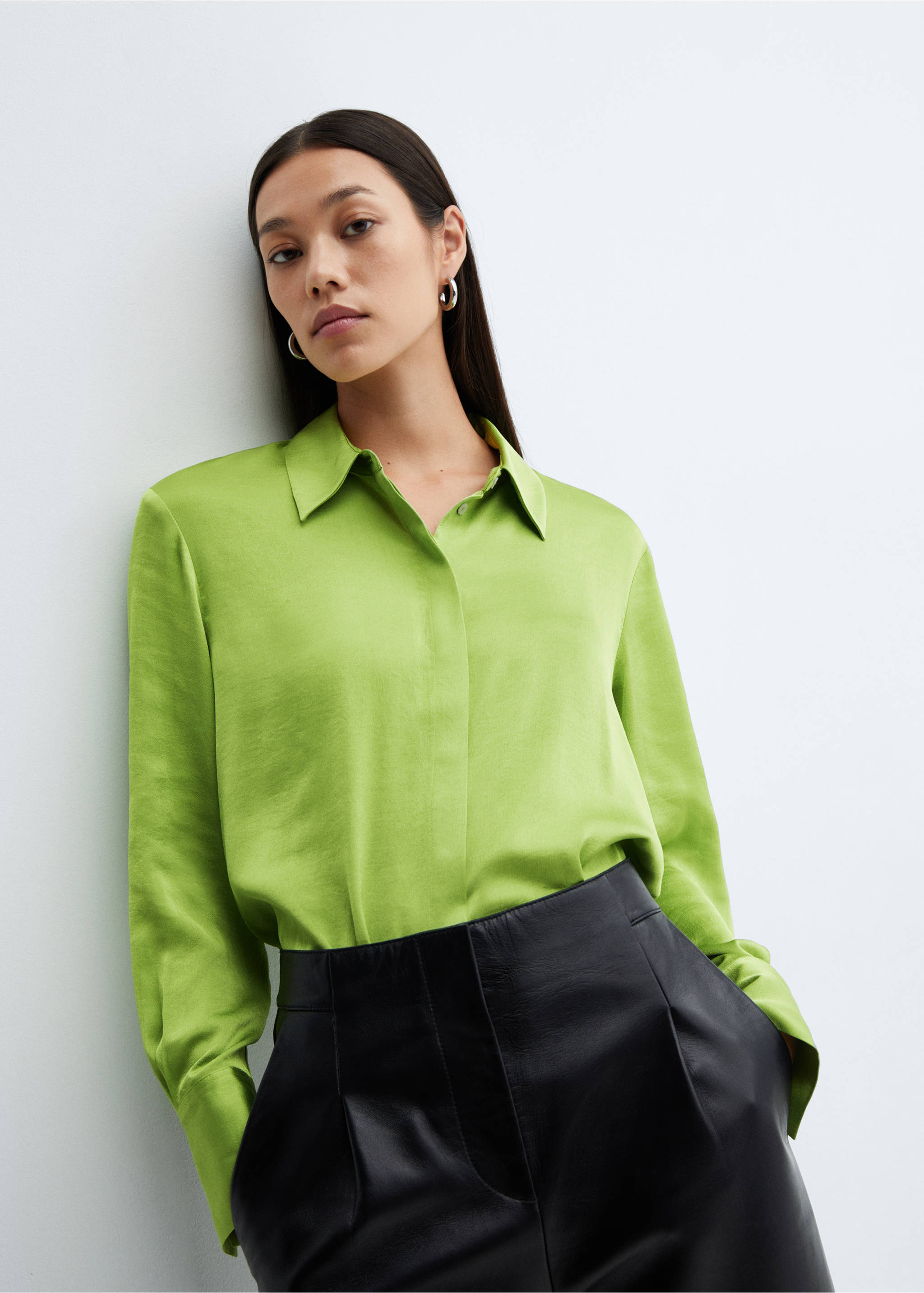 Satin finish flowy shirt - Details of the article 2, Emerald Green. Ref: 57003777-00.