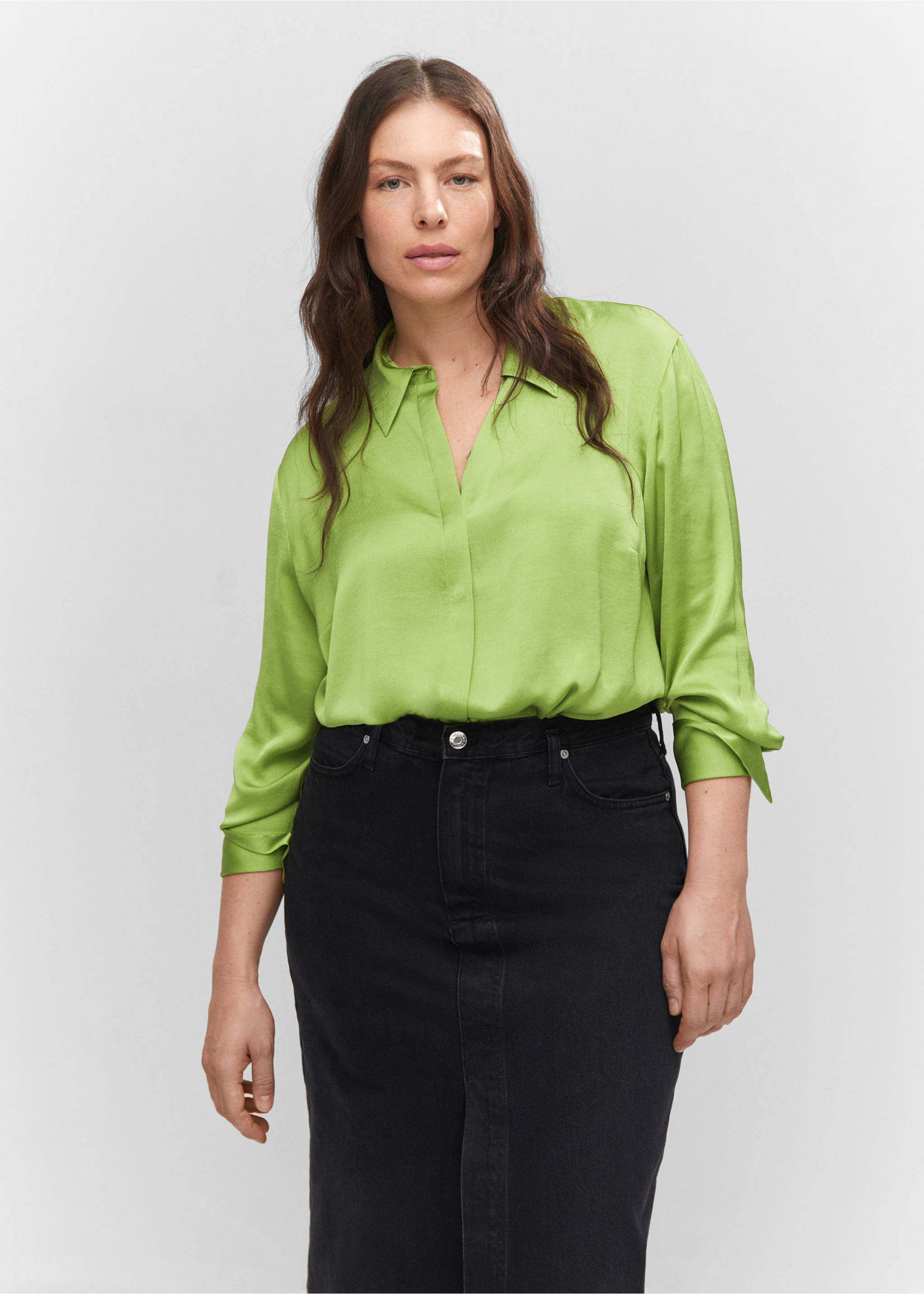 Satin finish flowy shirt - Details of the article 5, Emerald Green. Ref: 57003777-00.