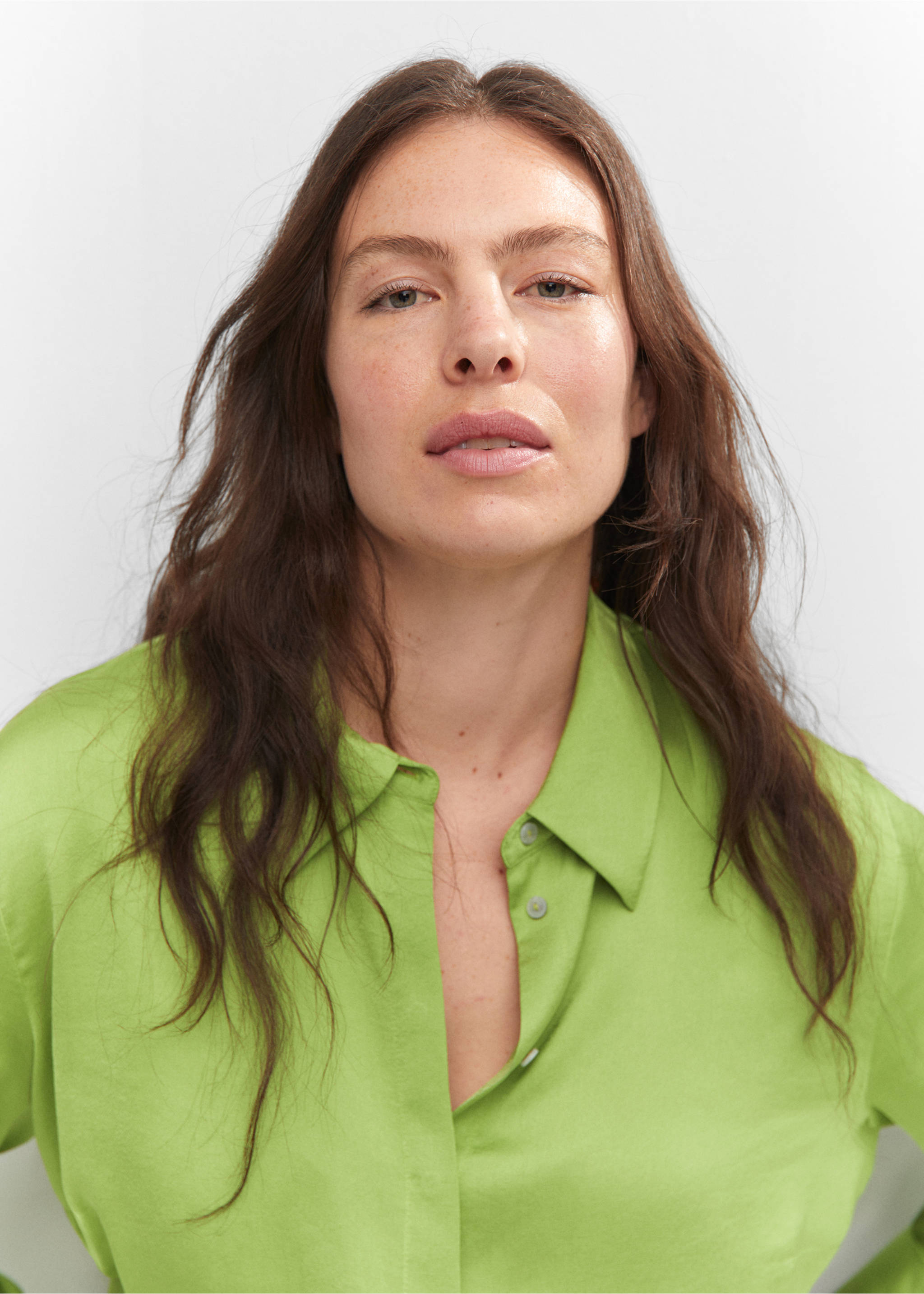 Satin finish flowy shirt - Details of the article 4, Emerald Green. Ref: 57003777-00.