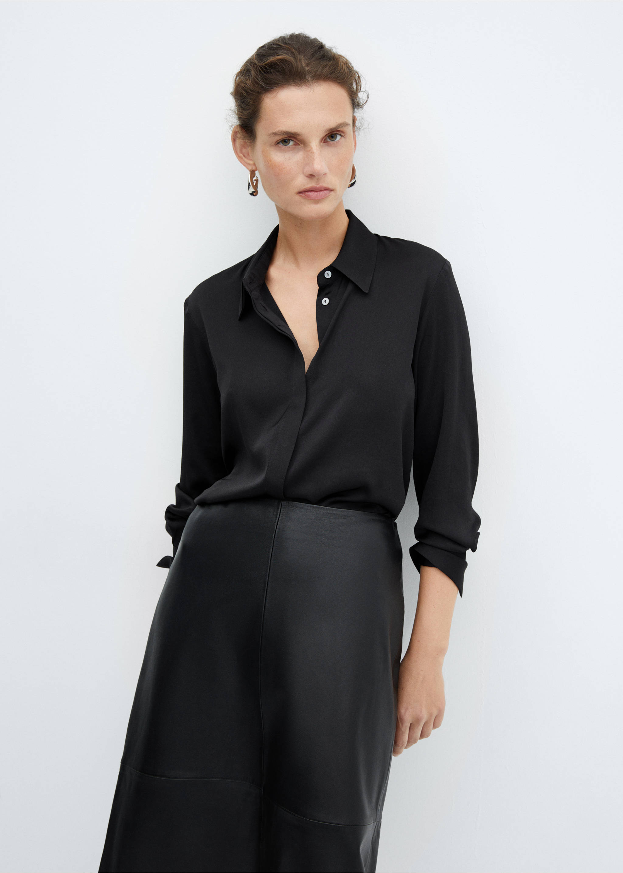 Satin finish flowy shirt - Medium plane, Black. Ref: 57003777-00.