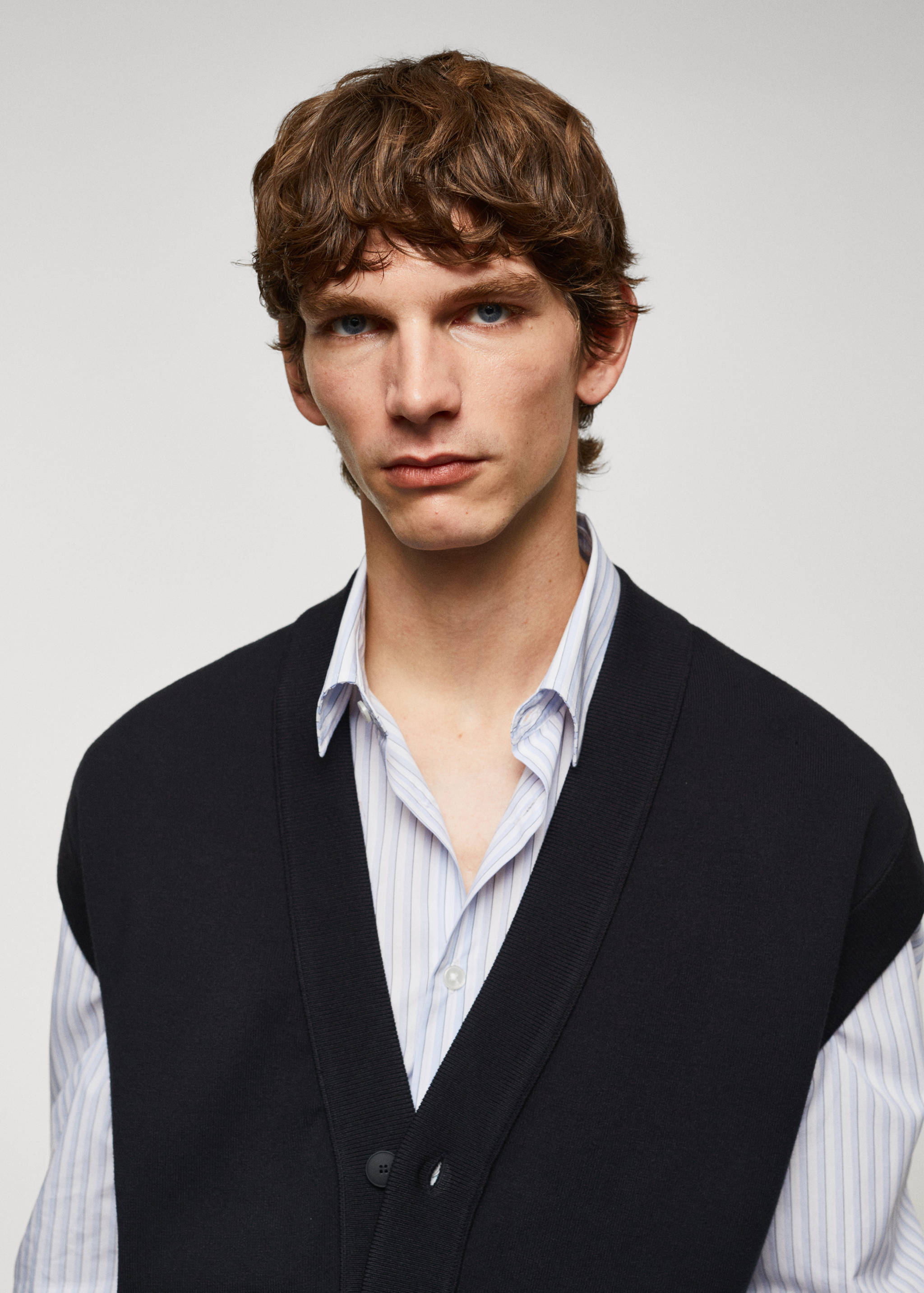 Knitted gilet with buttons - Details of the article 1