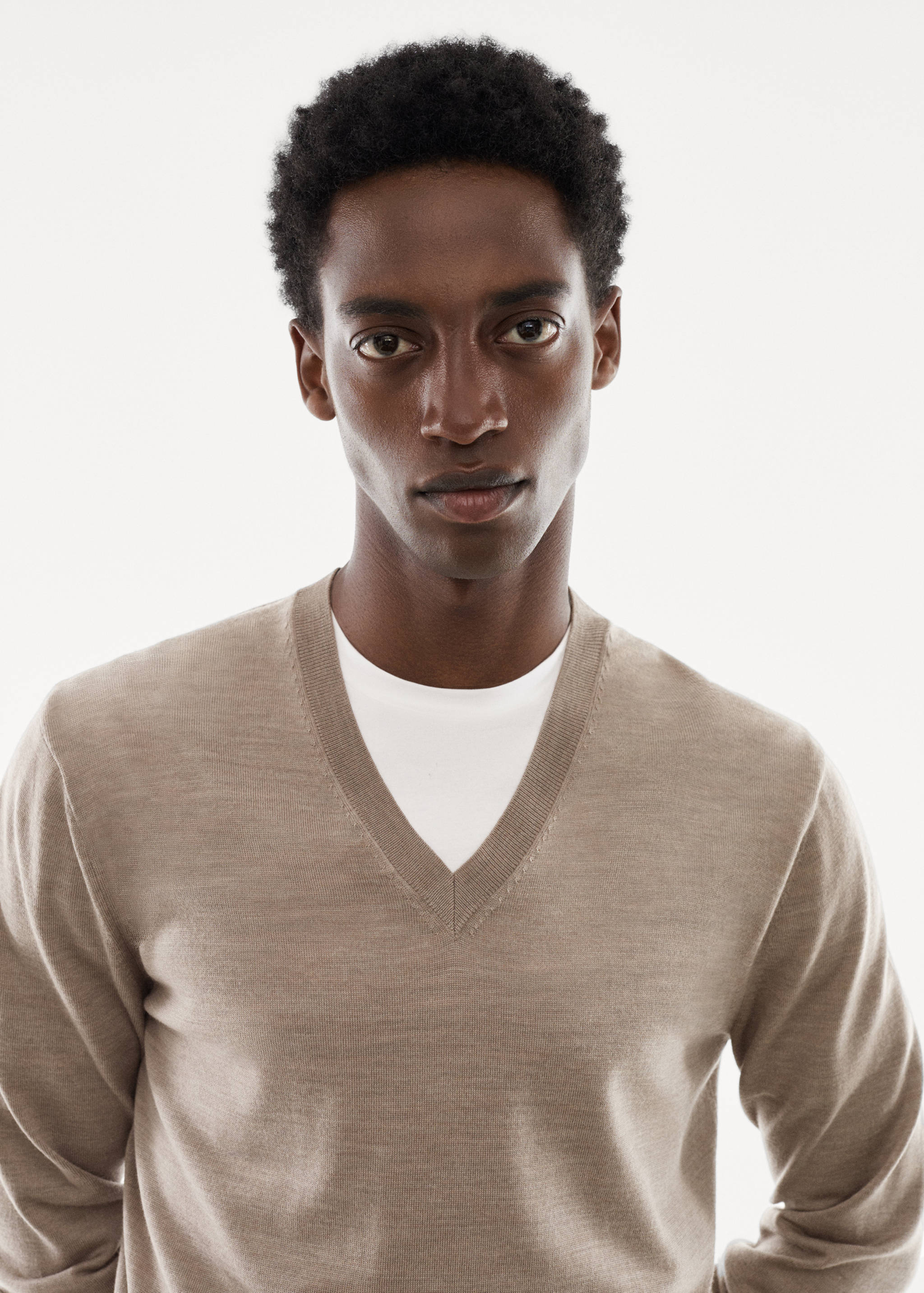 100% merino wool V-neck sweater - Details of the article 1