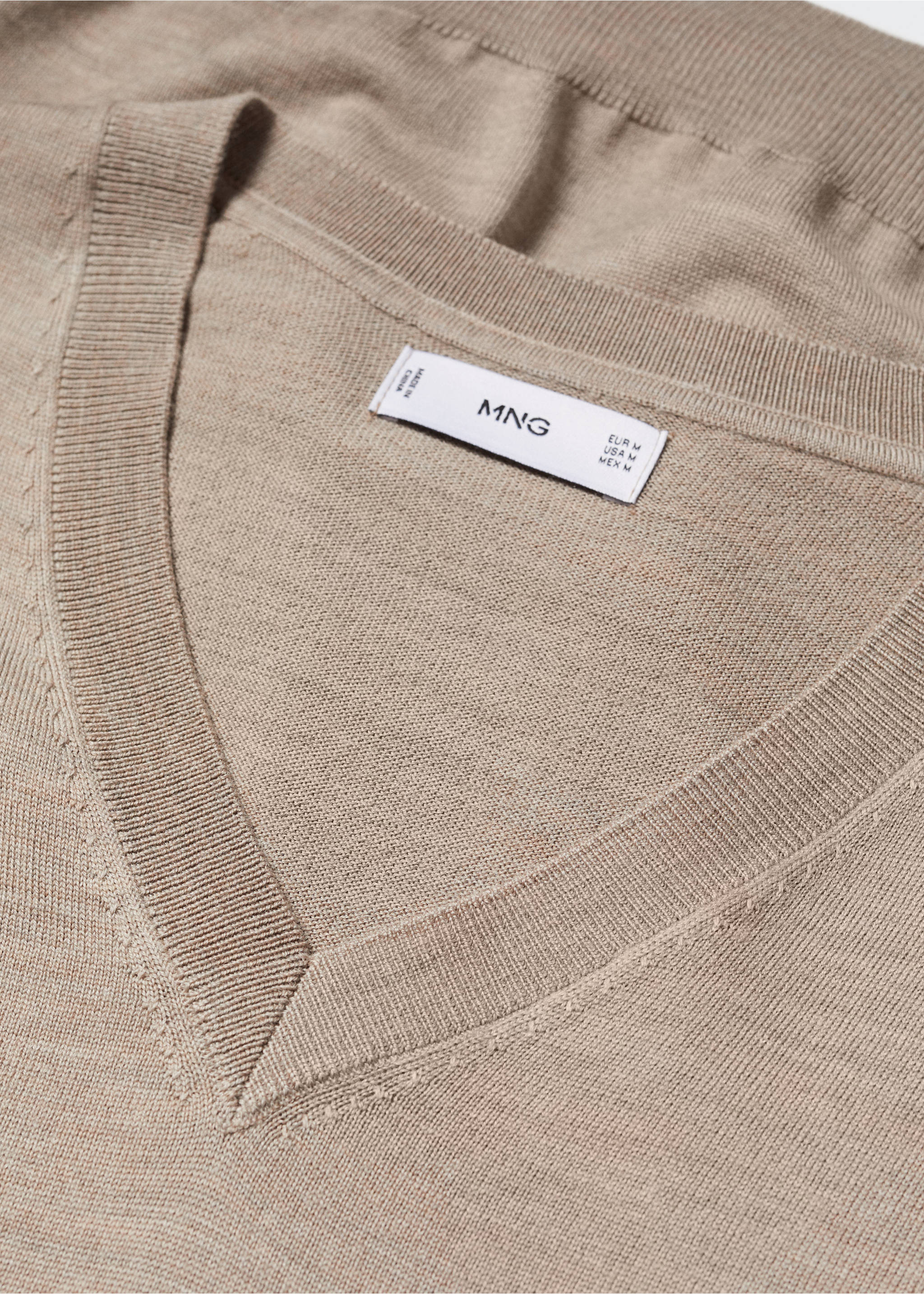 Pull-over 100 % laine mérinos col V - Détail de l'article 8, Sable. Ref: 57004767-00.