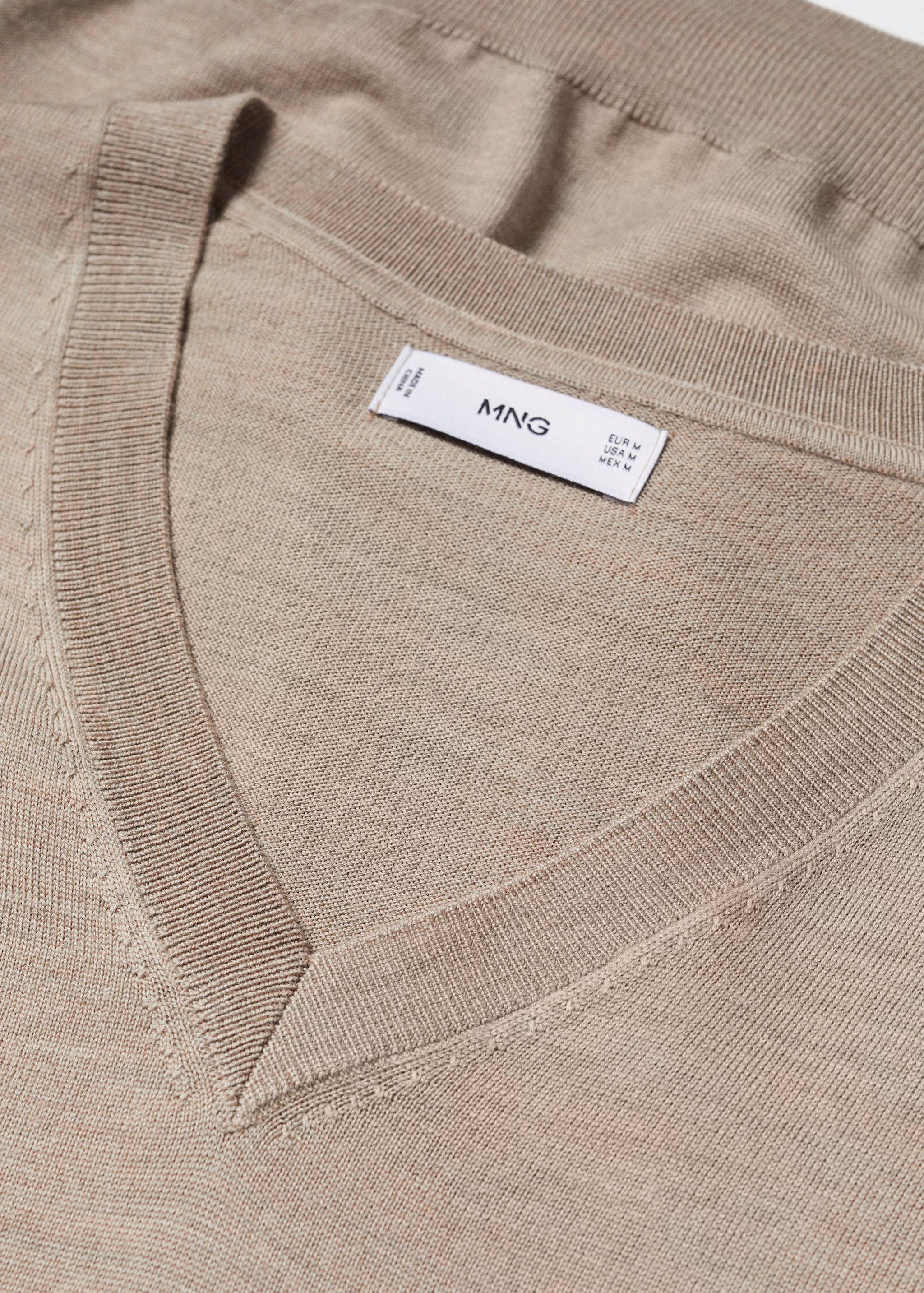 100% merino wool V-neck sweater - Details of the article 8