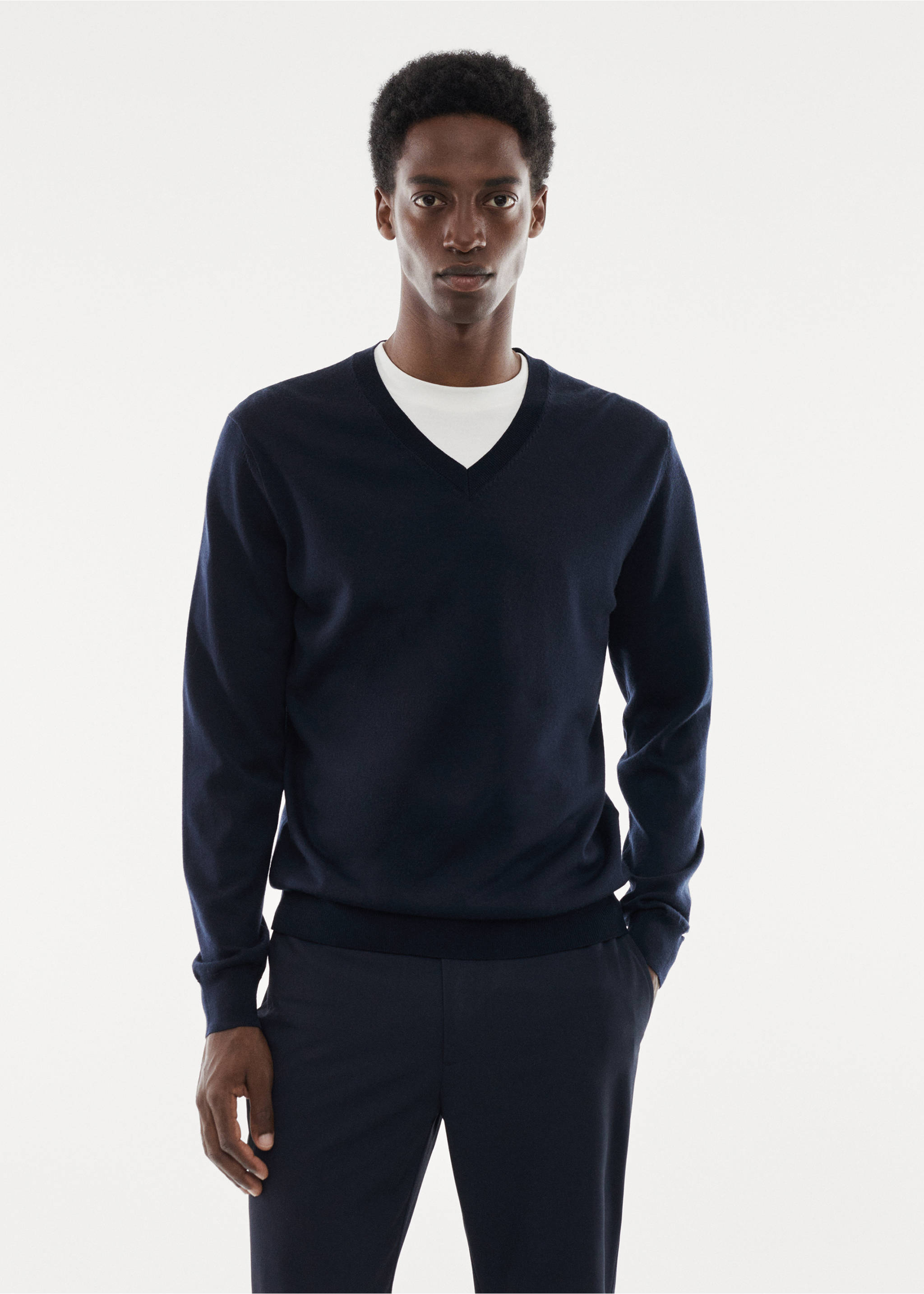 Pull-over 100 % laine mérinos col V - Plan moyen, Bleu marine. Ref: 57004767-00.