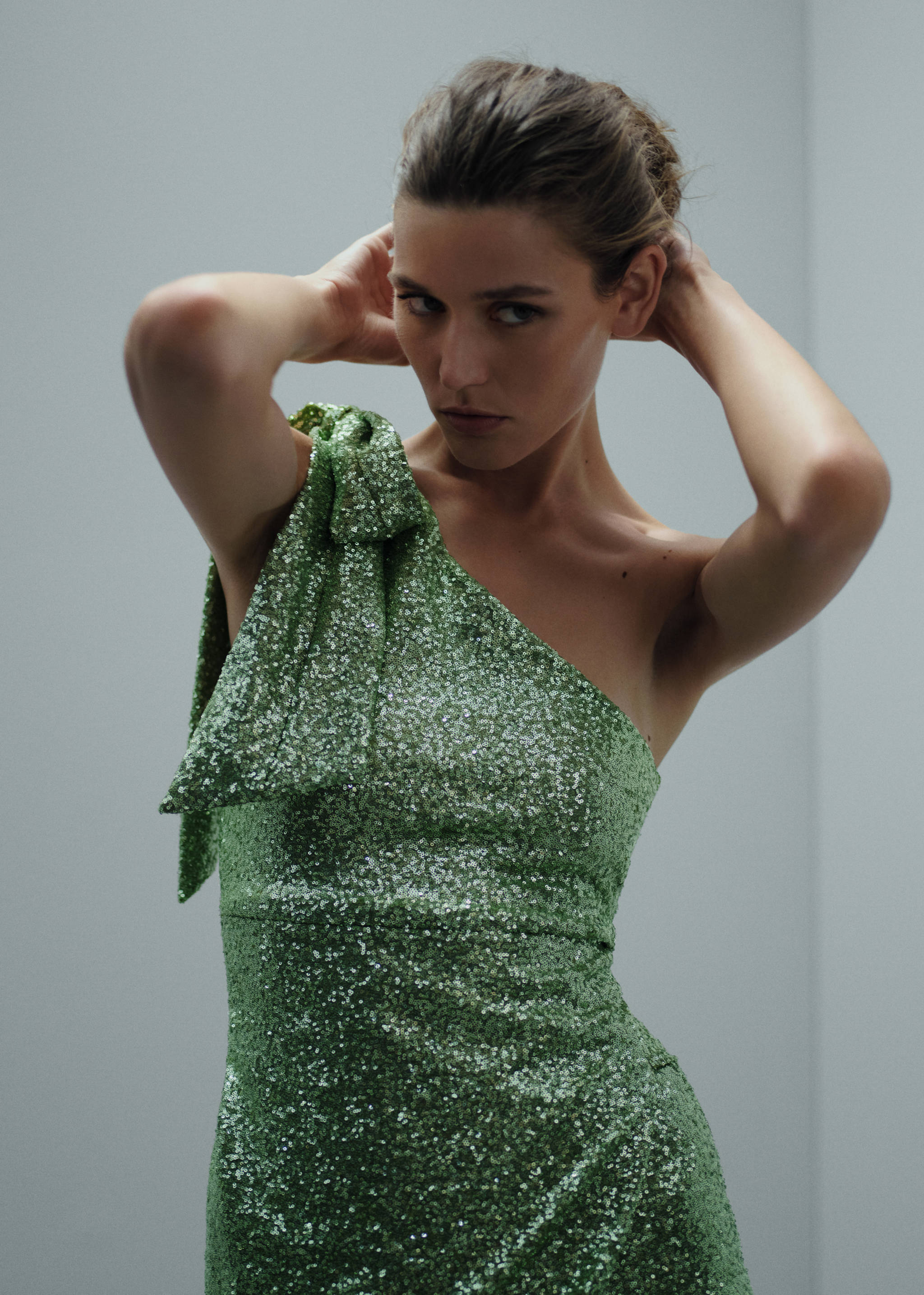 Robe asymétrique sequins nœud - Plan moyen