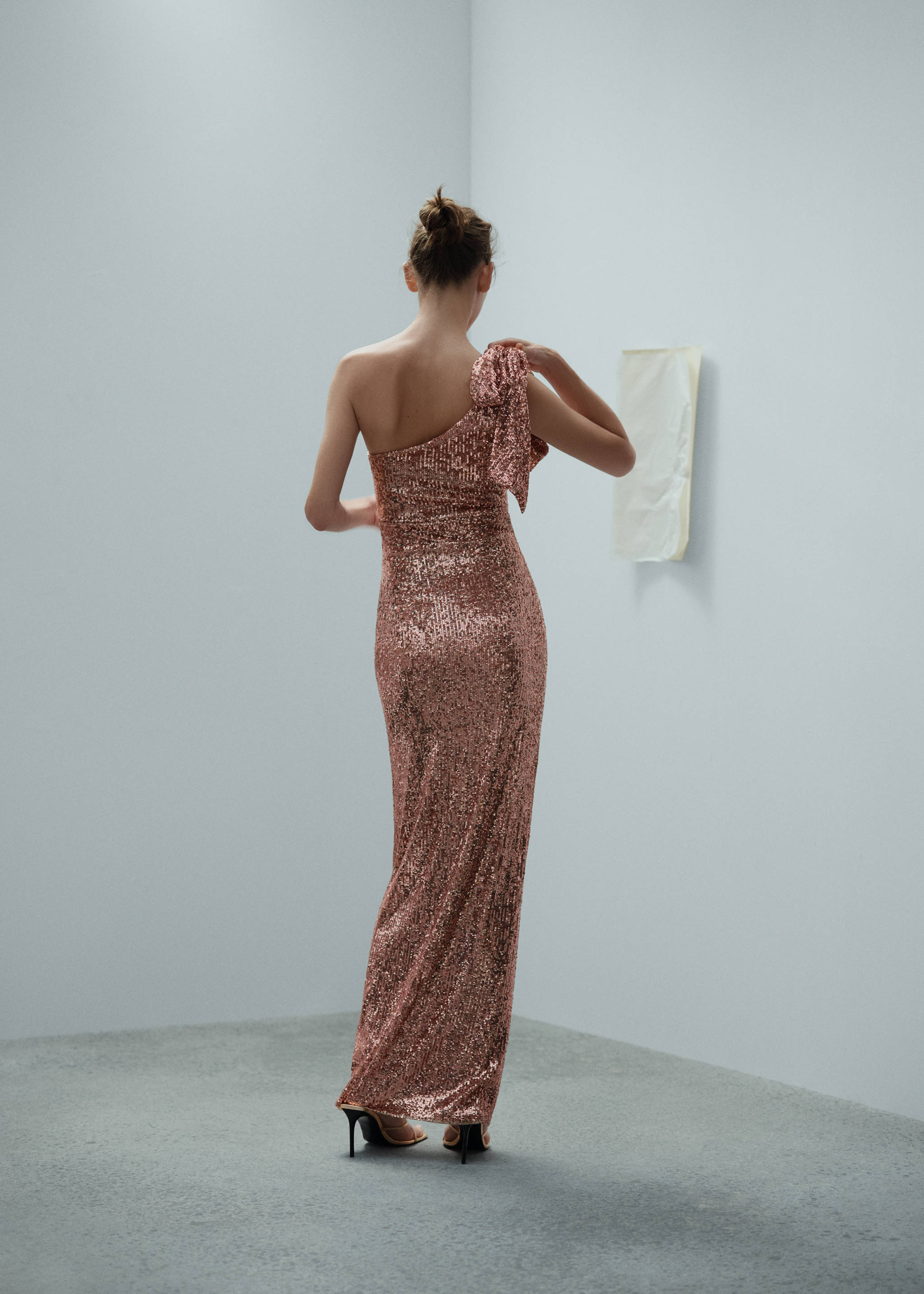 Robe asymétrique sequins nœud - Verso de l’article