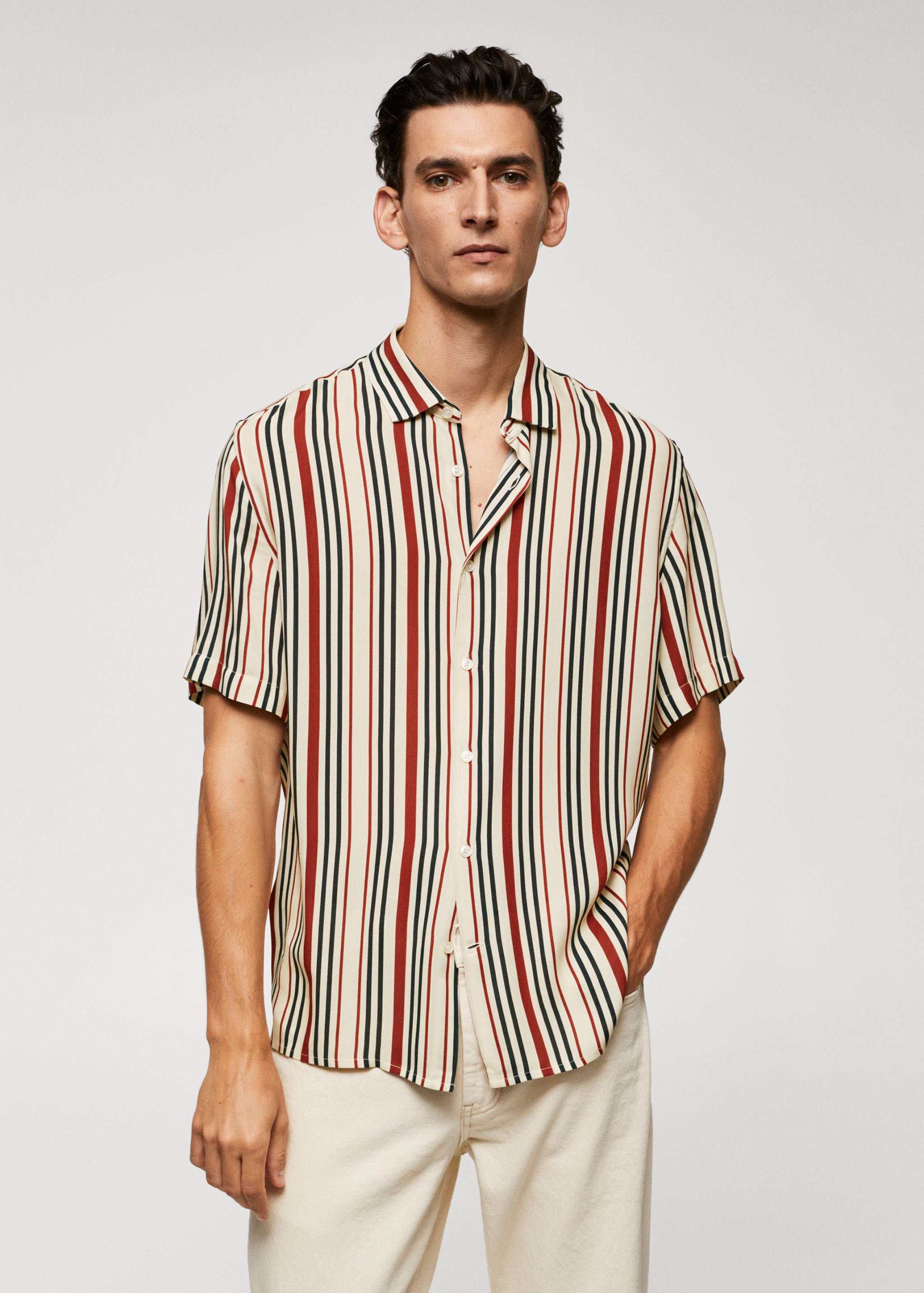 Camisa às riscas de manga curta - Plano médio