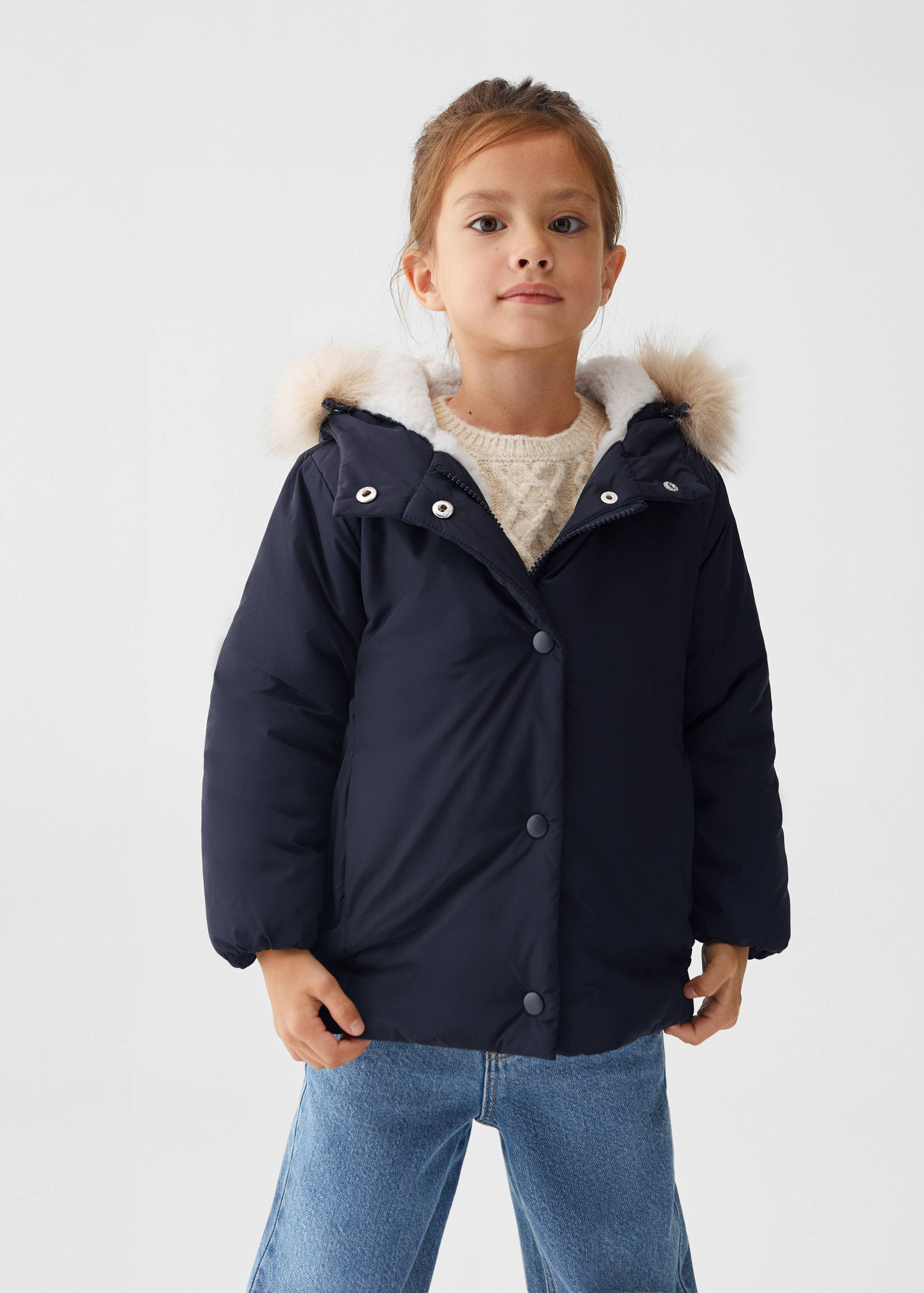 Прорезиненная куртка - Средний план