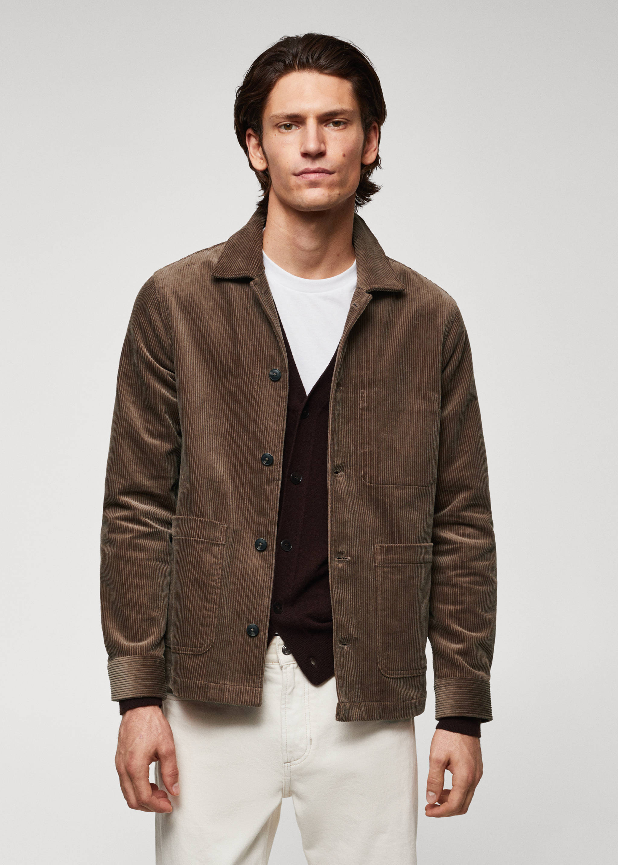 Вельветовая верхняя рубашка с карманами - Средний план