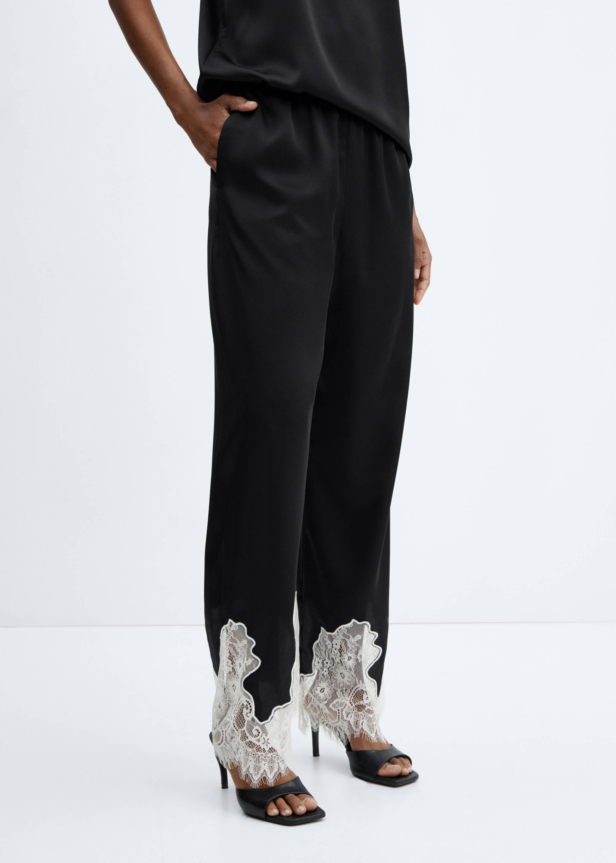 Trousers with lace hem detail - Medium plane