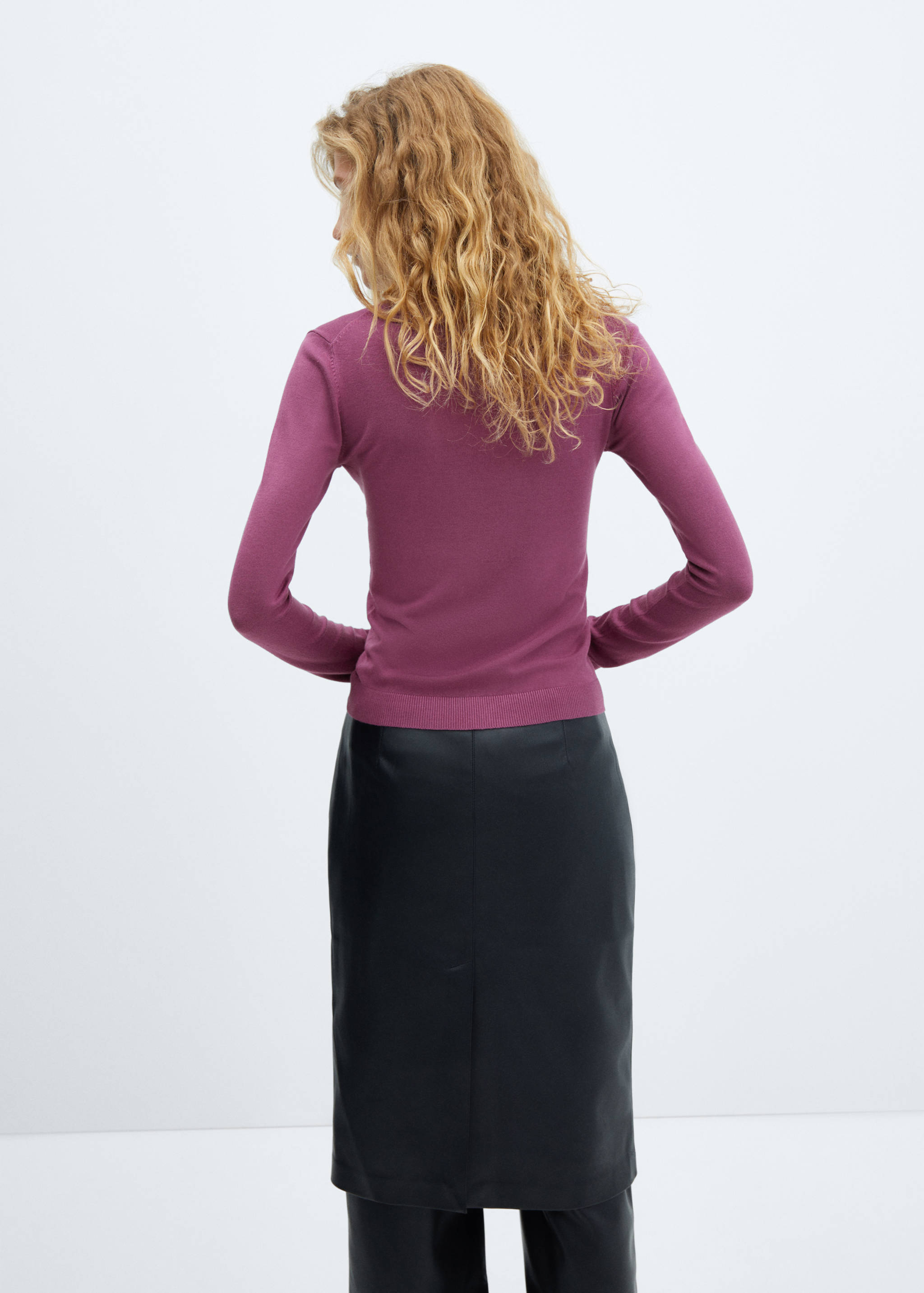 Fine-knit turtleneck sweater - Reverse of the article