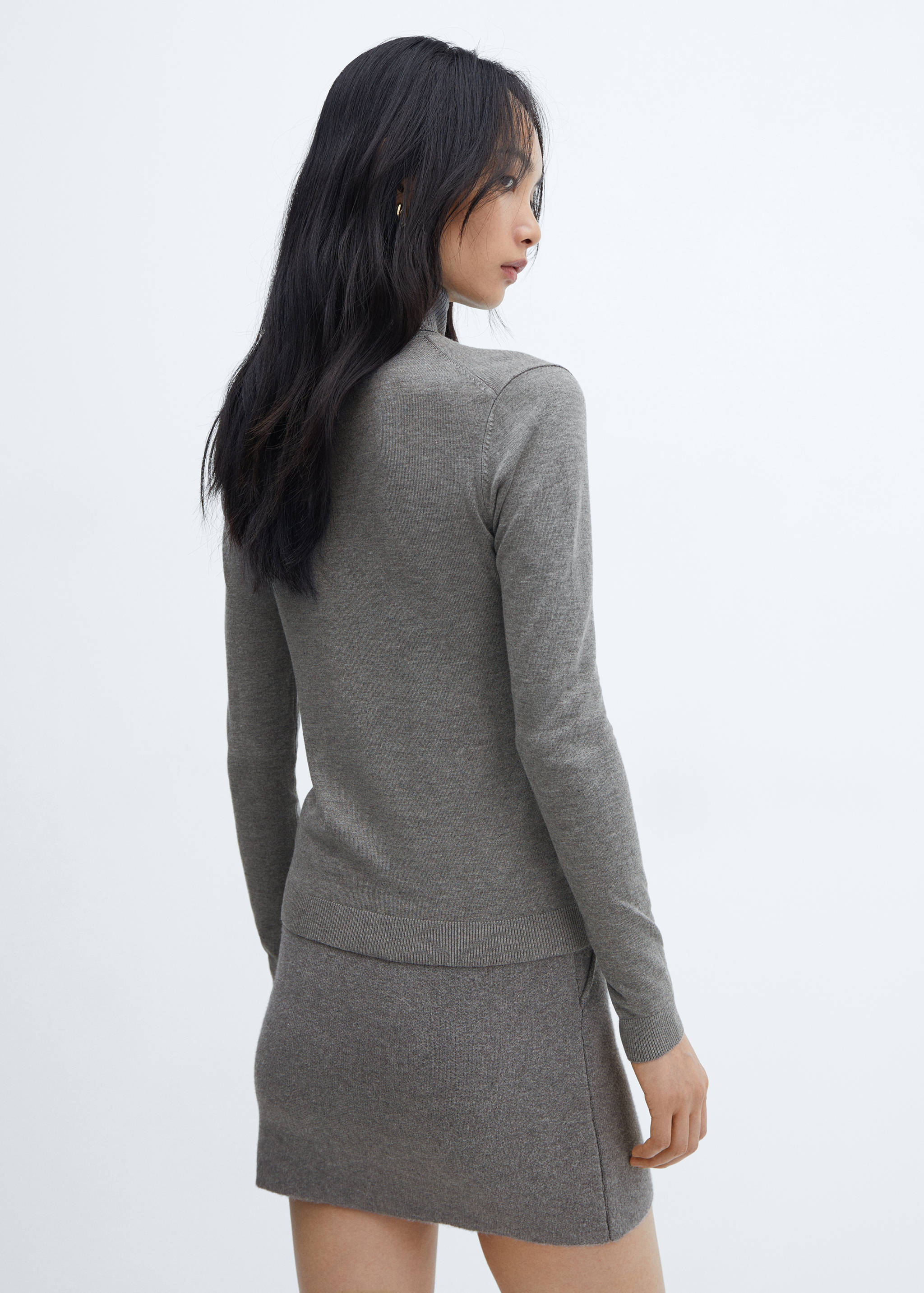 Fine-knit turtleneck sweater - Reverse of the article