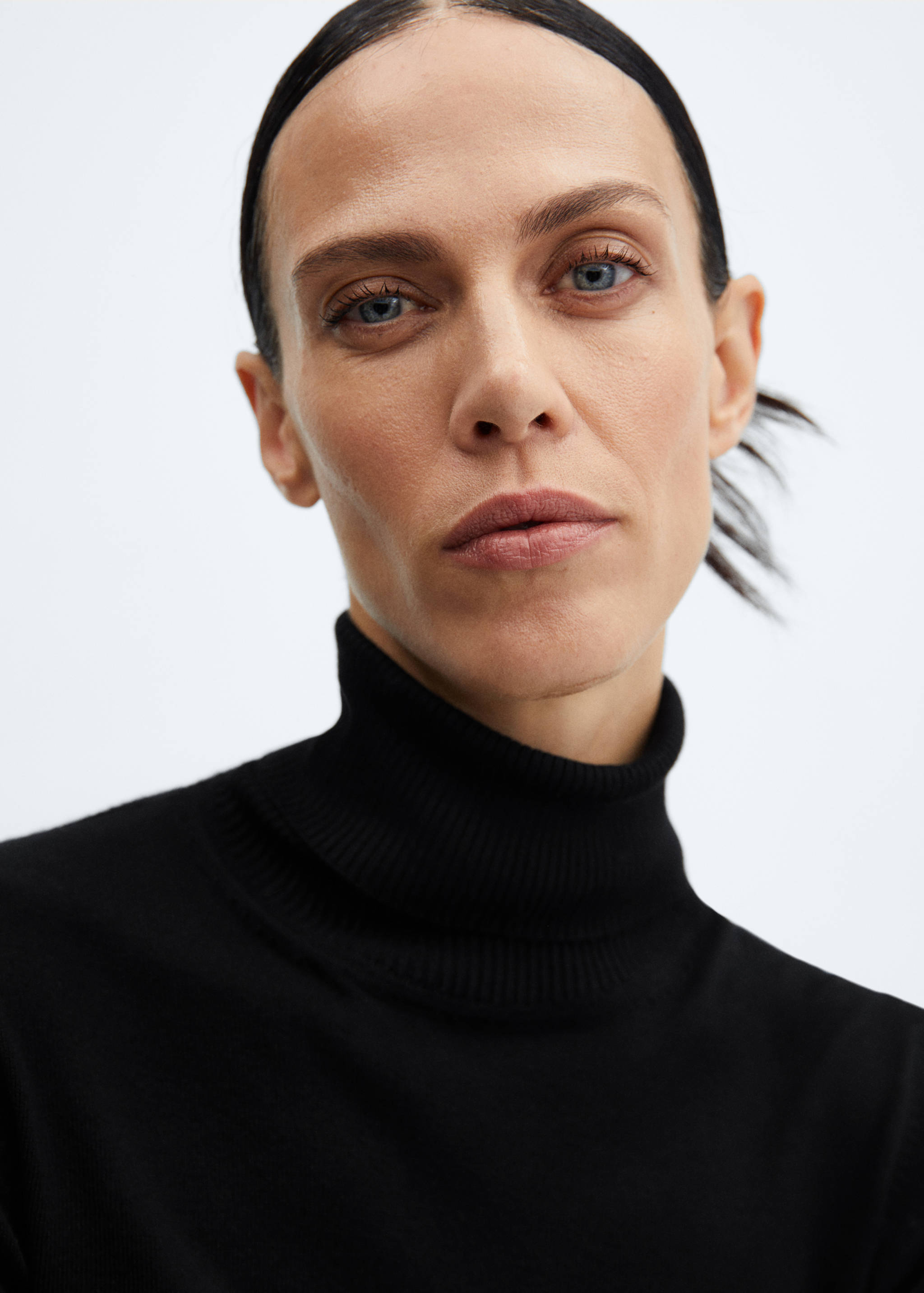 Fine-knit turtleneck sweater - Details of the article 1