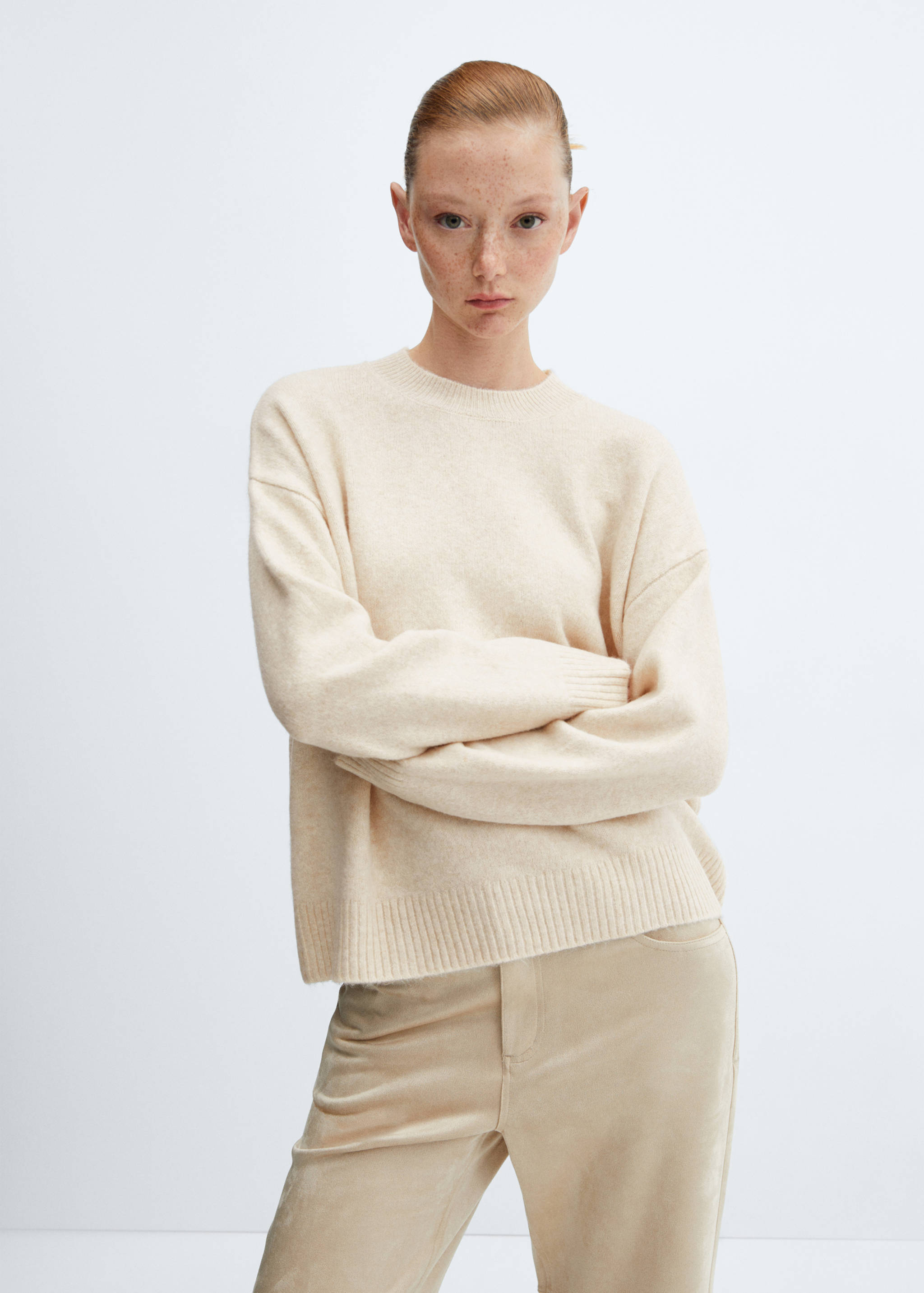 Round-neck knitted sweater - Medium plane