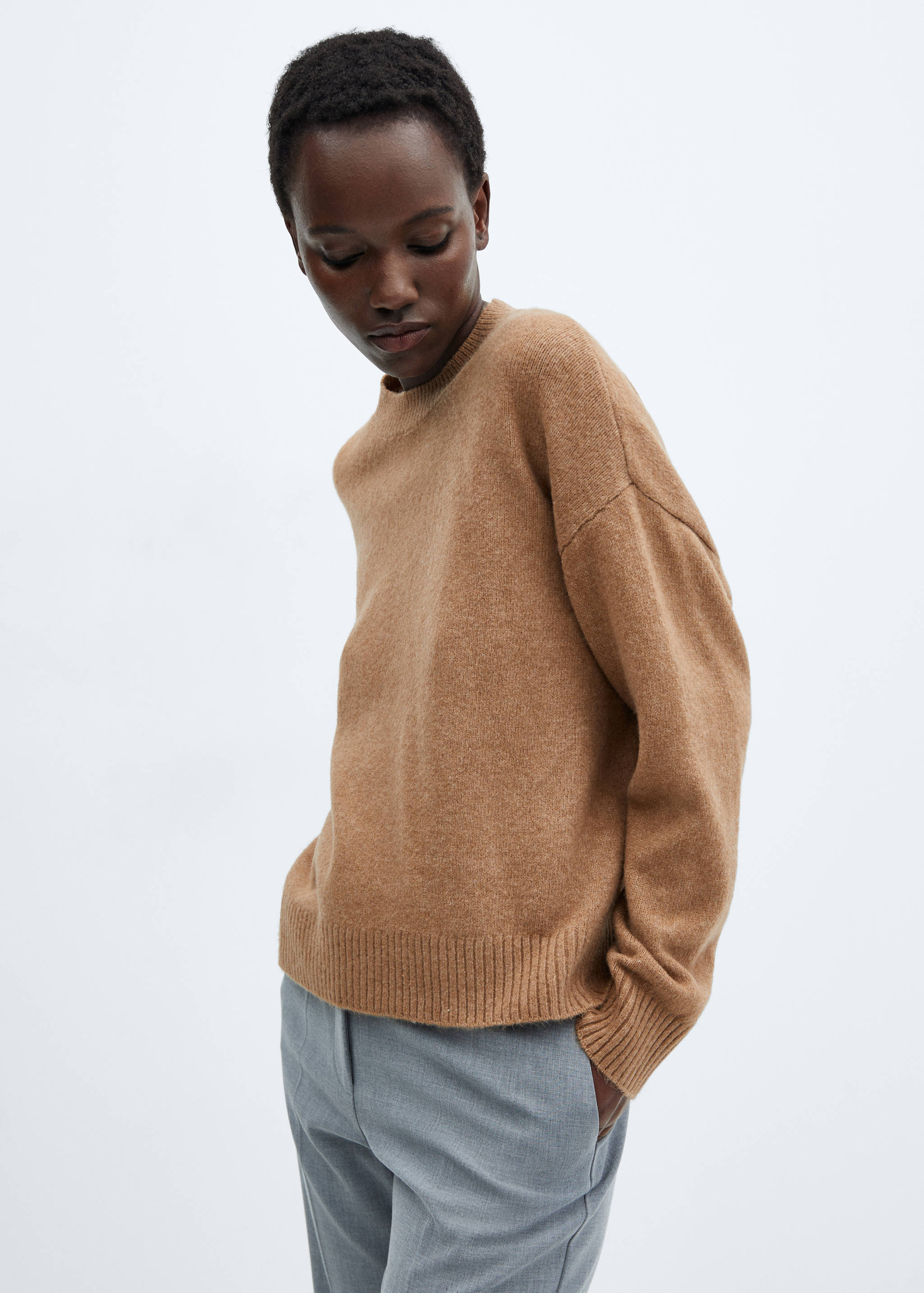 Round-neck knitted sweater - Medium plane